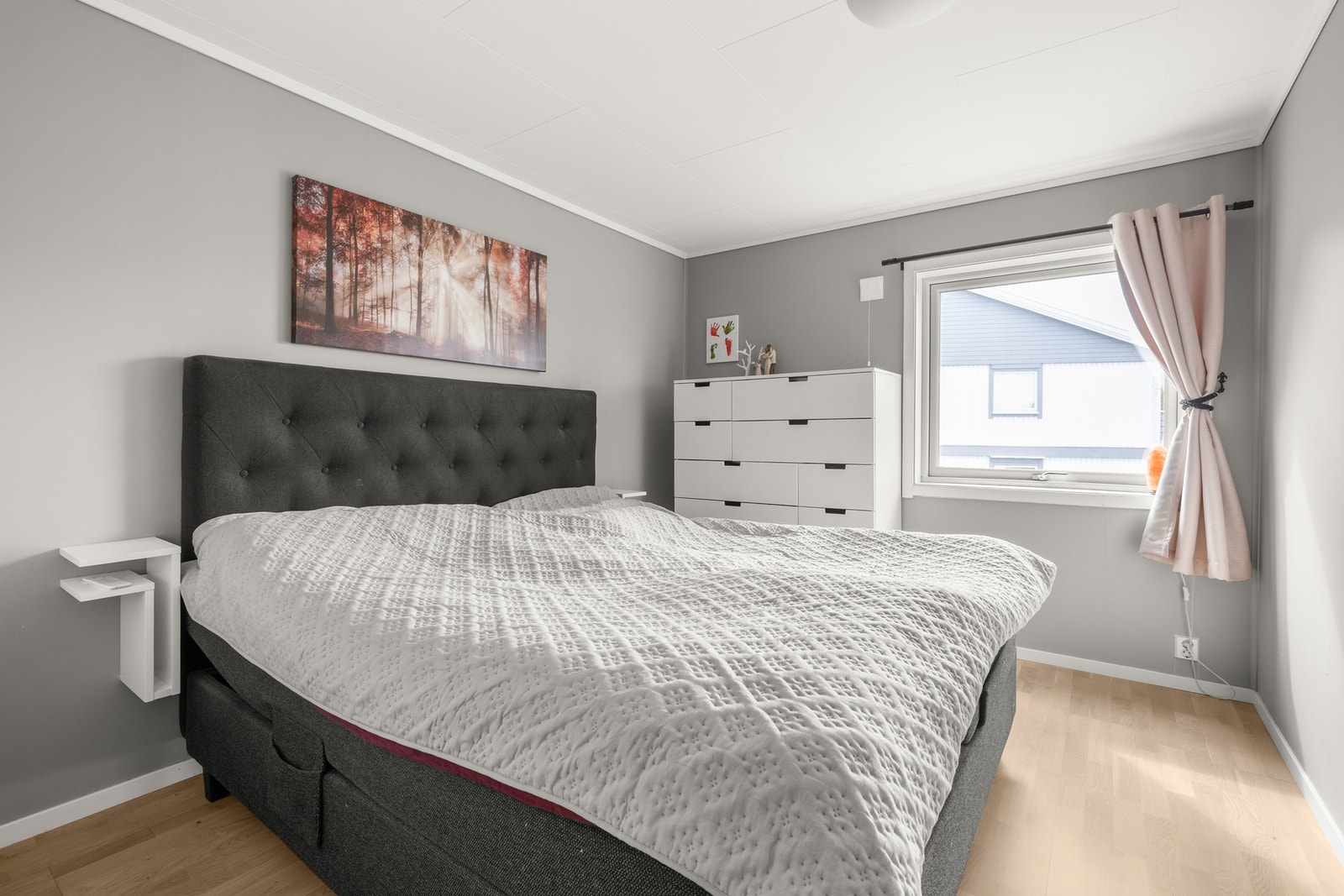 Leiligheten har tre gode soverom av ulik størrelse, som gir fleksible bruksmuligheter for familien. Galleribilde