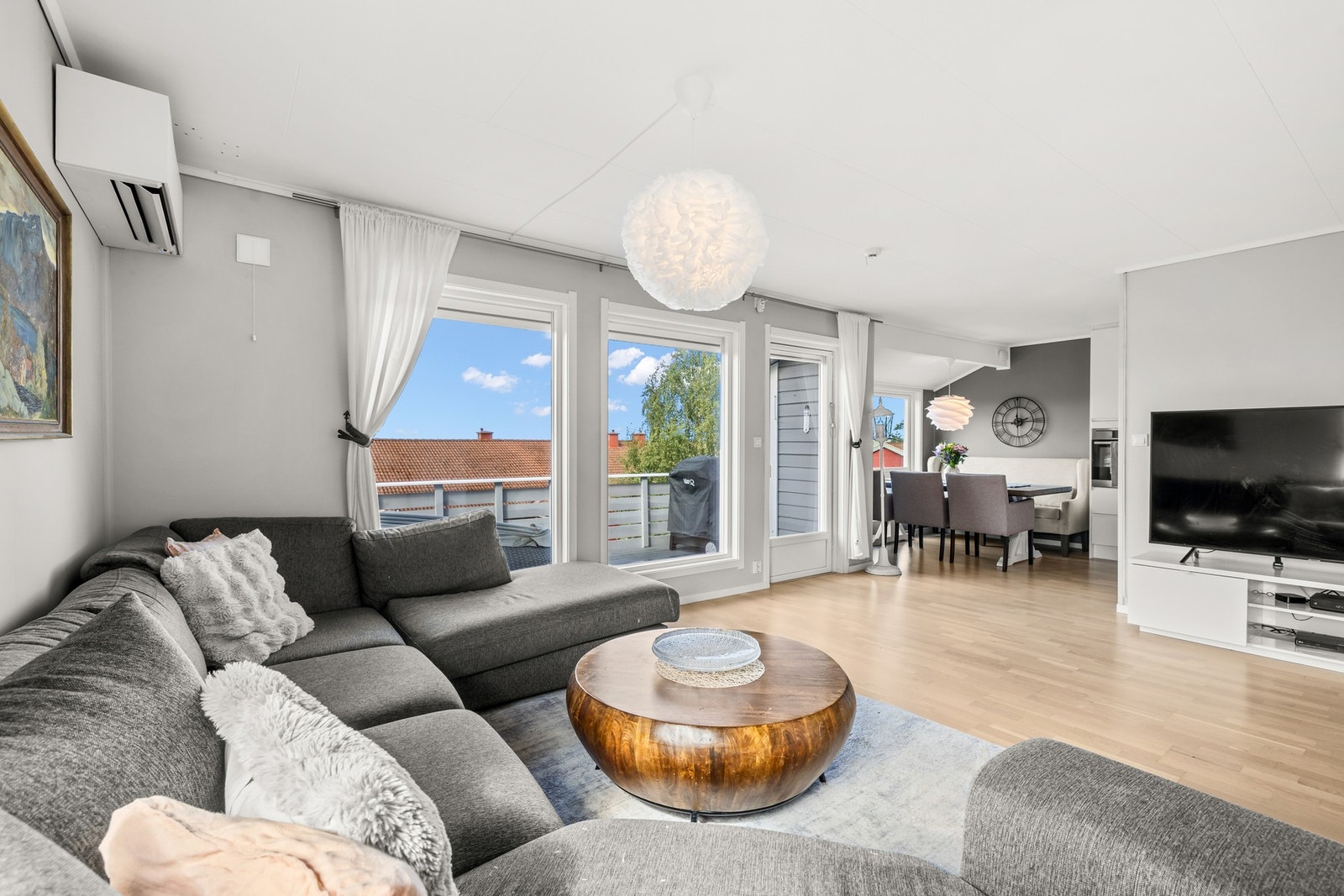 Velkommen til Lofsrudhøgda 91A - en lys og moderne leilighet med gjennomtenkt planløsning, flotte uteplasser og en nydelig utsikt. Galleribilde