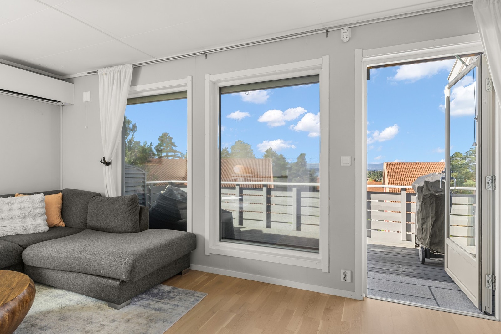 Fra stuen er det utgang til en vestvendt balkong på hele 13 kvm, hvor man kan nyte solrike ettermiddager og kvelder. Galleribilde