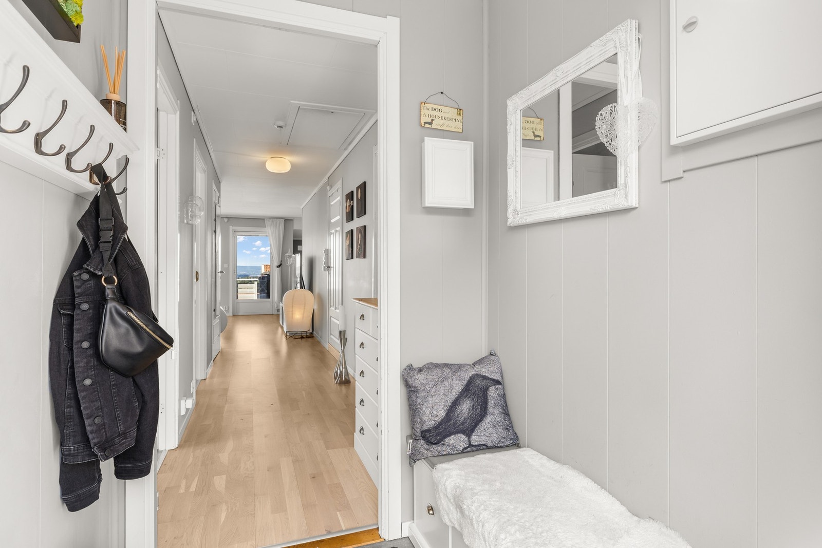 Her er det en praktisk planløsning som gir et ryddig førsteinntrykk når man kommer inn. Galleribilde