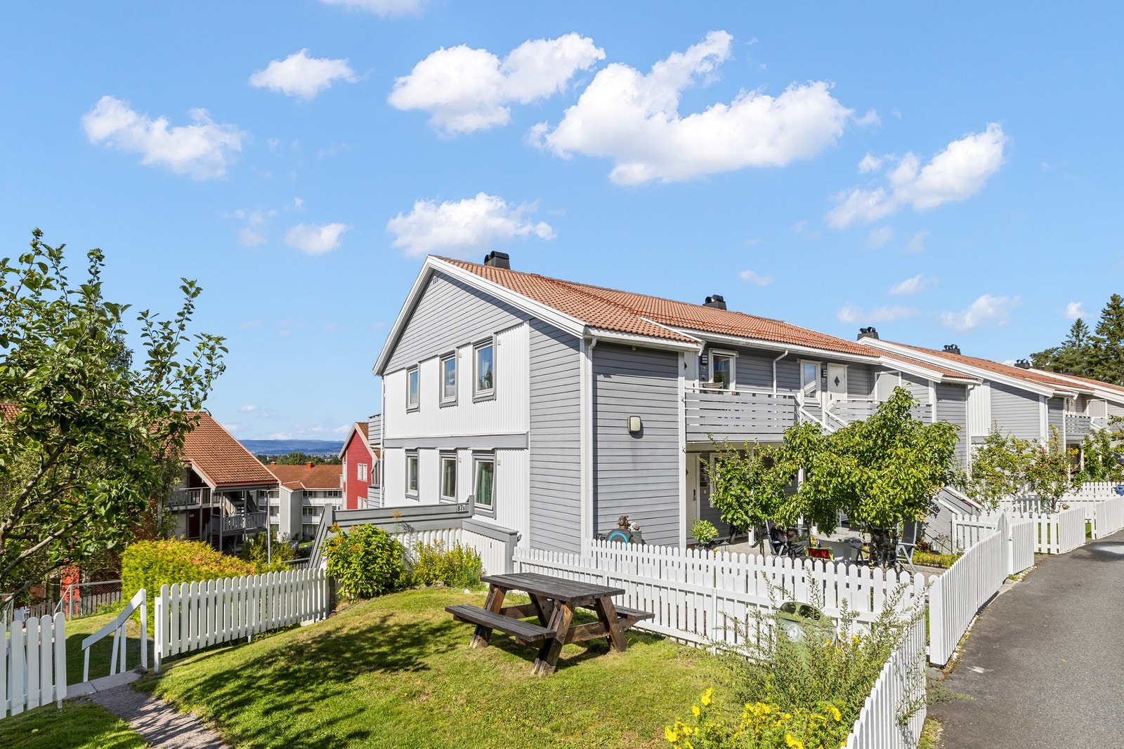 Her får du tre soverom, romslig stue med utgang til vestvendt balkong, et moderne kjøkken, lekkert flislagt bad og en praktisk entré med tilhørende svalgang/terrasse. Galleribilde