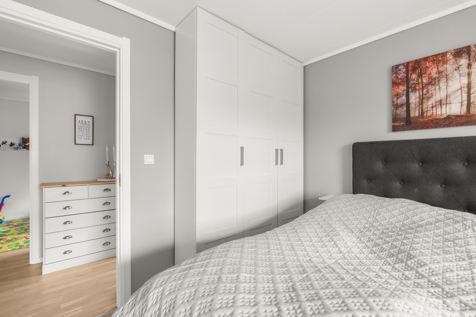 Hovedsoverommet er romslig med plass til dobbeltseng og øvrig møblement, og har i tillegg god oppbevaringsplass i garderobeskap. Galleribilde