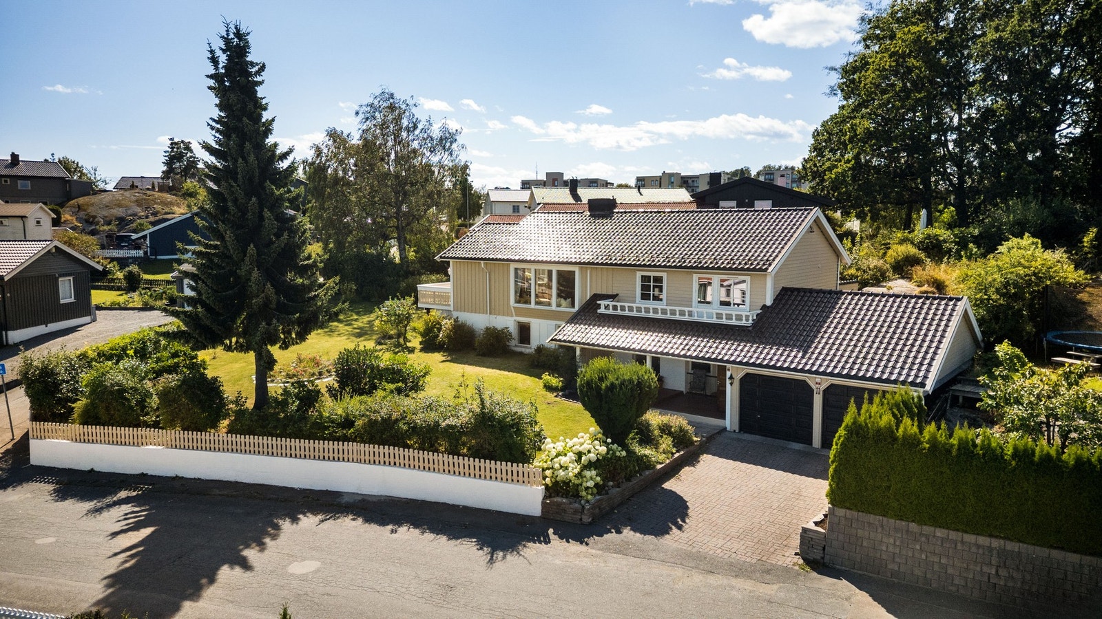 Velkommen til Viljaveien 11 som er en romslig og tiltalende familiebolig i et barnevennlig område på Hovland. Galleribilde