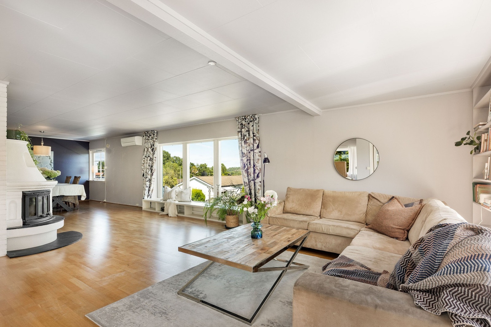 Stuen er romslig og det er god plass til sofagruppe. Galleribilde