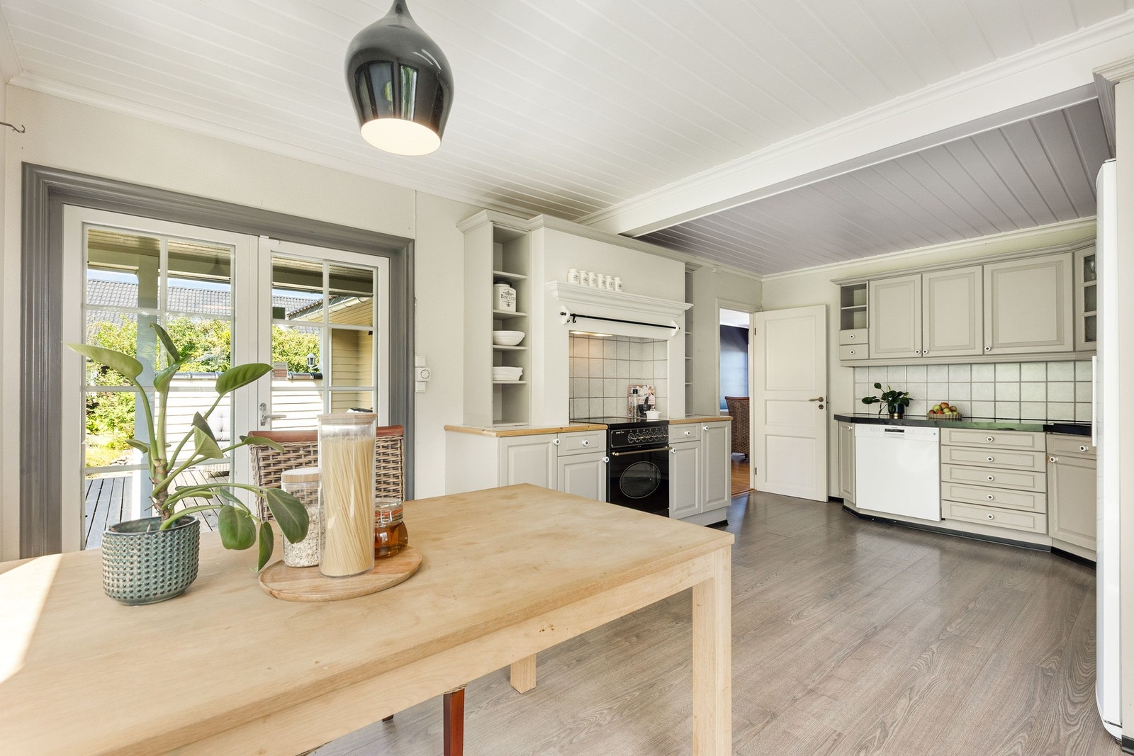 Kjøkkenet har også plass til spisebord. Galleribilde