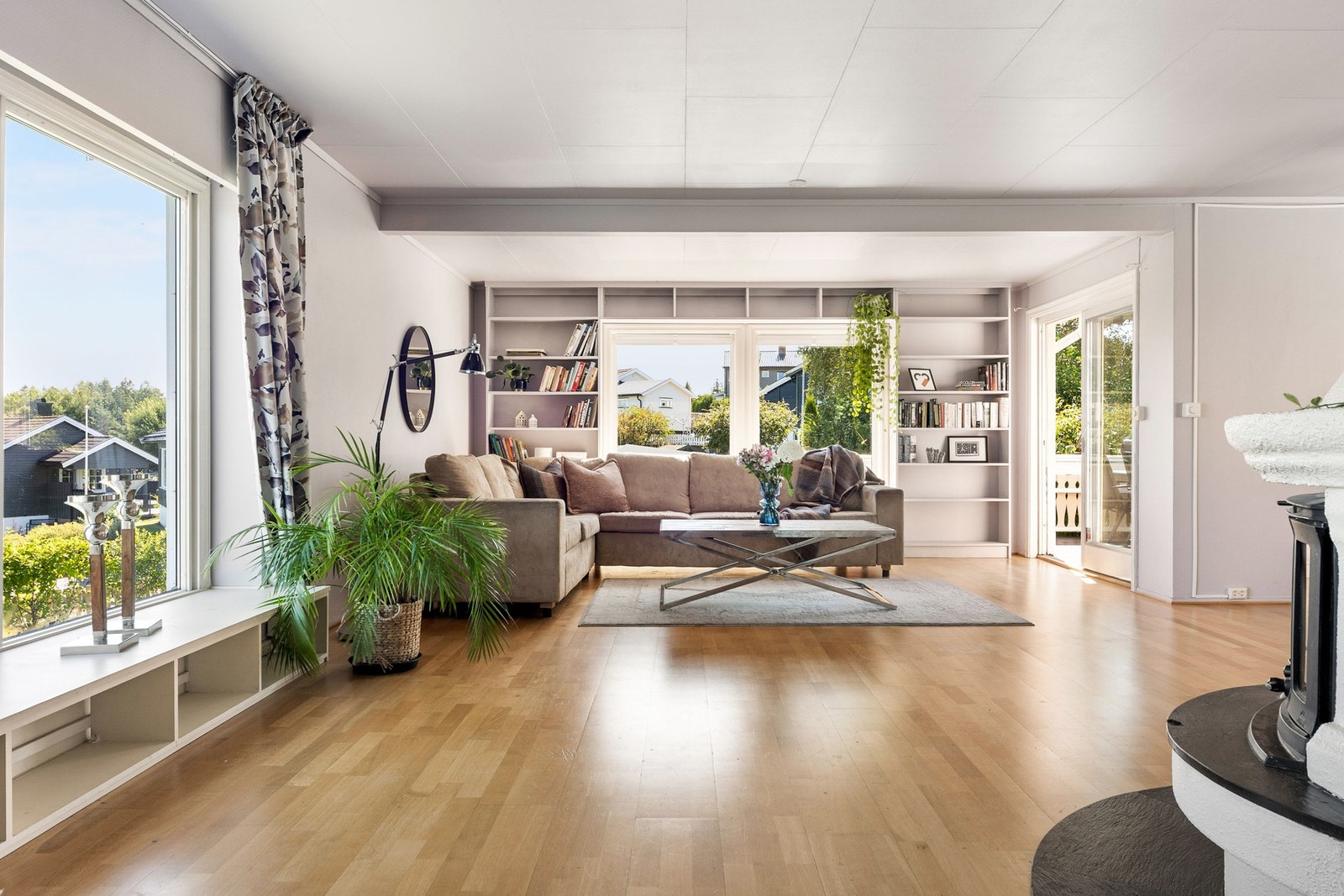 Lys og luftig stue med store vinduer som slipper inn mye dagslys. Galleribilde