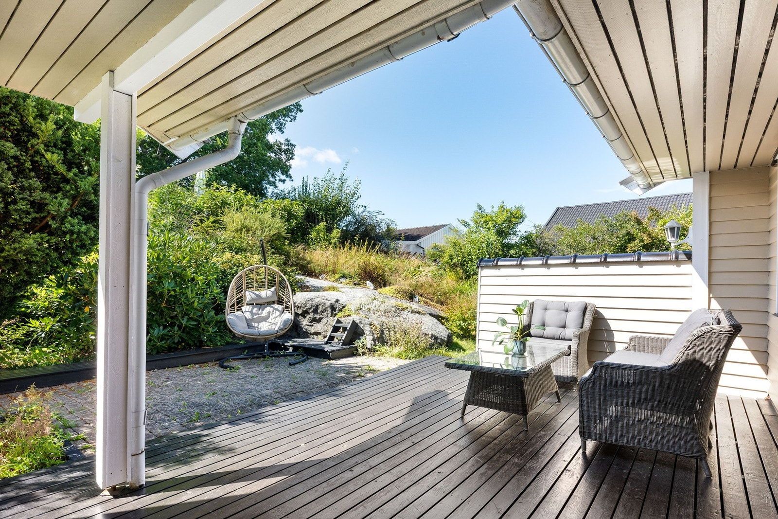 Boligen har fine og solrike uteplasser hvor det er muligheter for å møblere etter ønske. Galleribilde