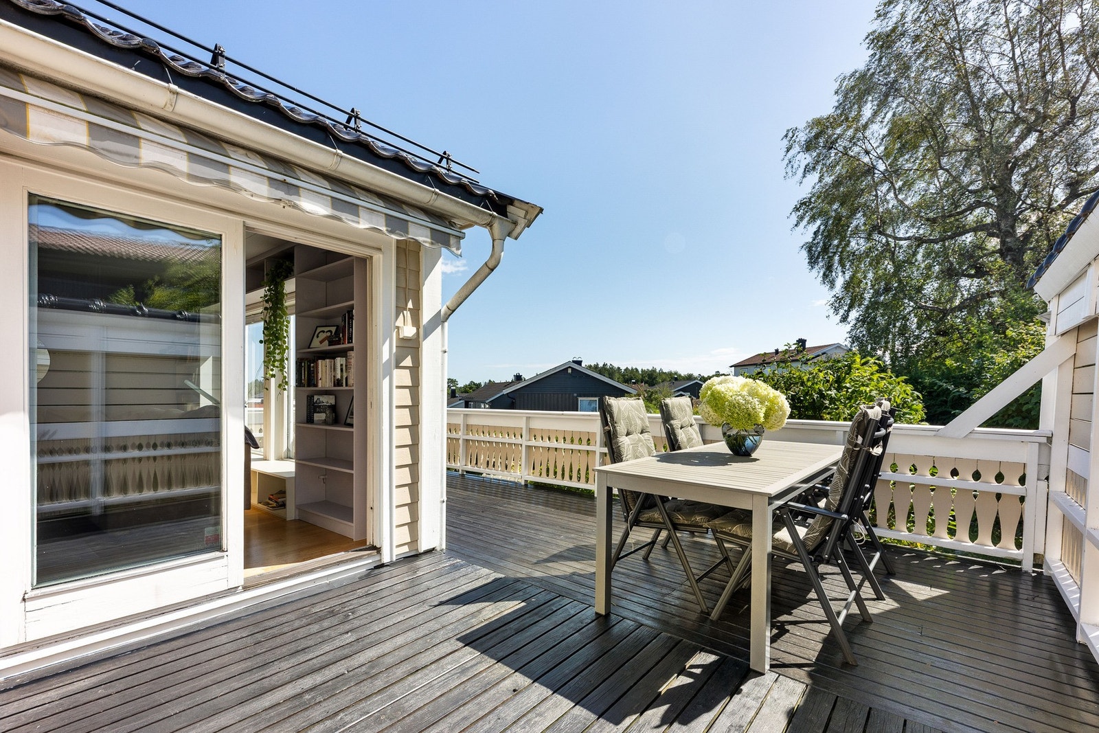 Utgang fra stuen til solrik og romslig uteplass. Galleribilde