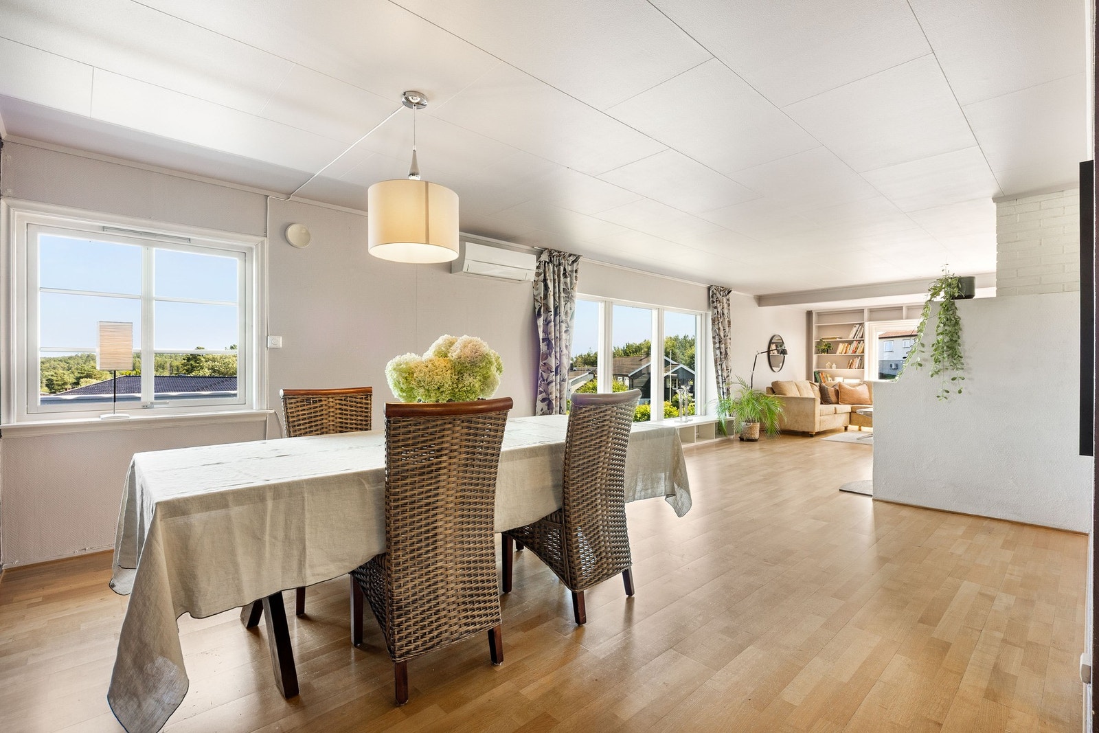 Stuen har god plass til spisebord hvor man kan samle venner og familie til gode måltider. Galleribilde