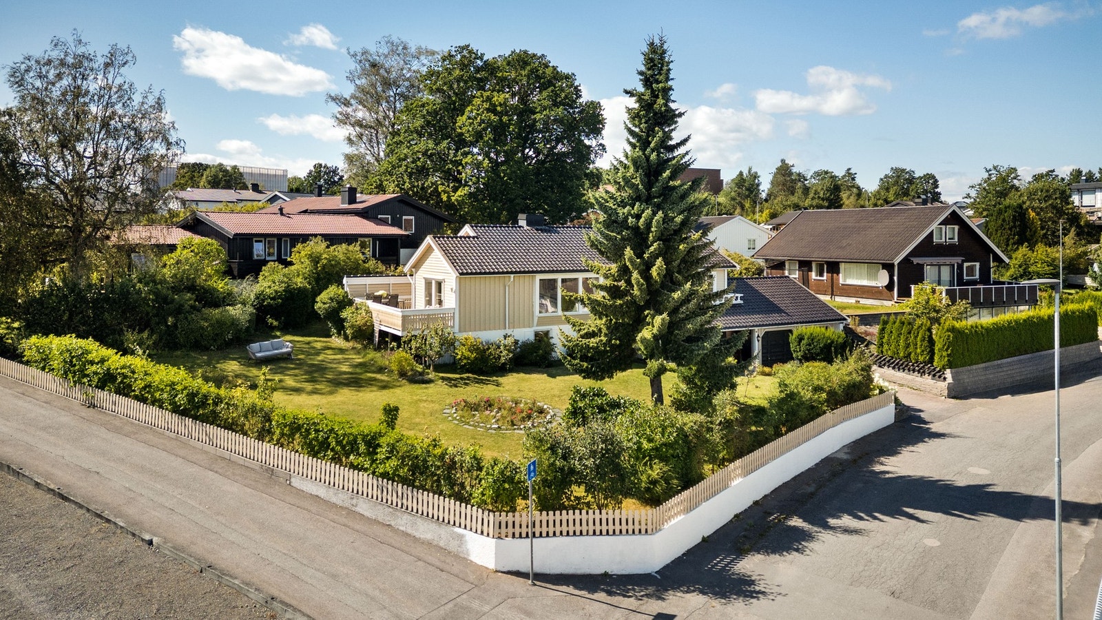 Flott hjørnetomt med plen og beplantning. Galleribilde