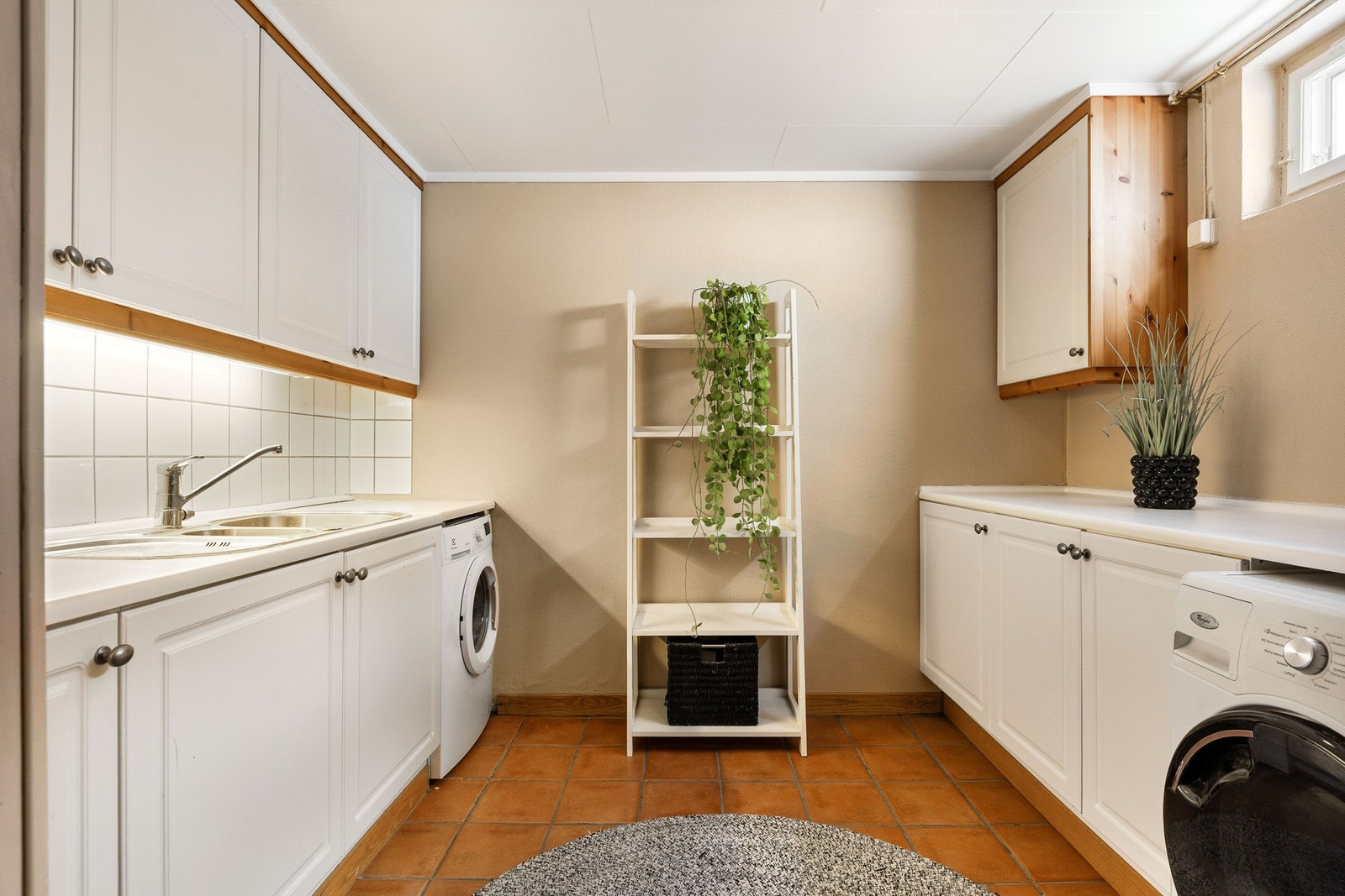 Praktisk vaskerom med godt med oppbevaringsplass. Galleribilde