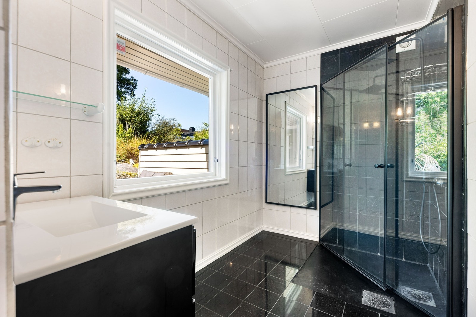 Pent baderom med dusj. Galleribilde