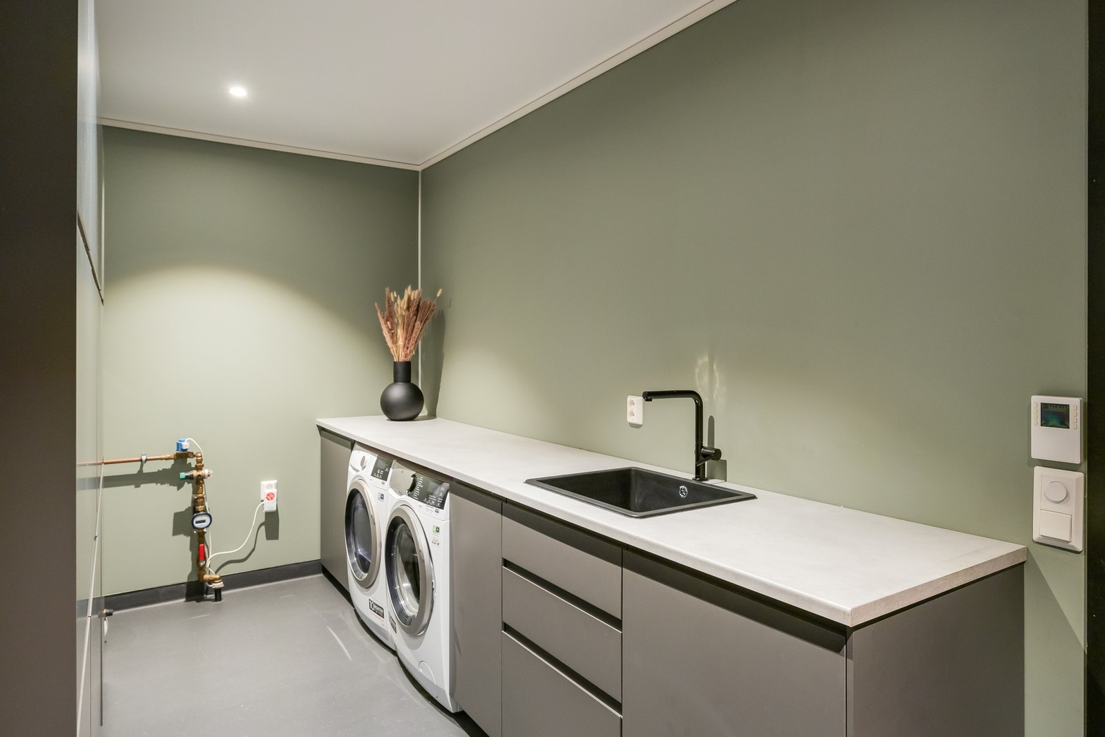 Stort vaskerom på hele 12 kvm. med praktisk adkomst via garasjen. Galleribilde