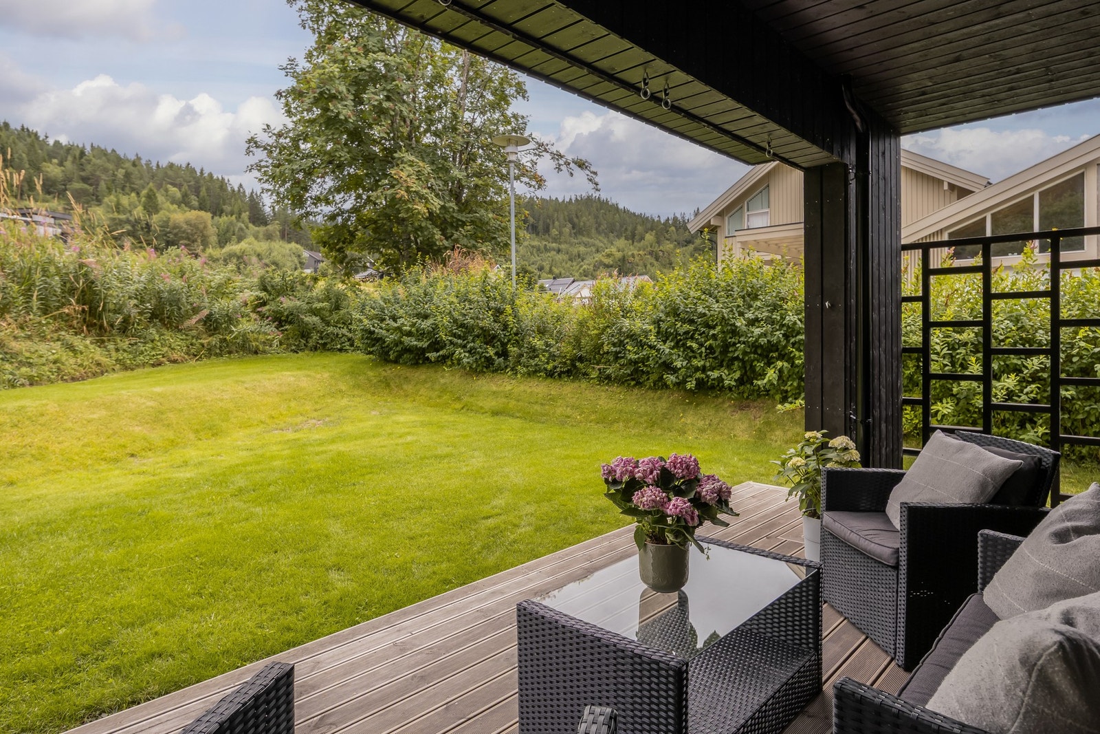 På nedsiden av huset har man også en skjermet hage, ypperlig for lek og moro til de minste. Galleribilde