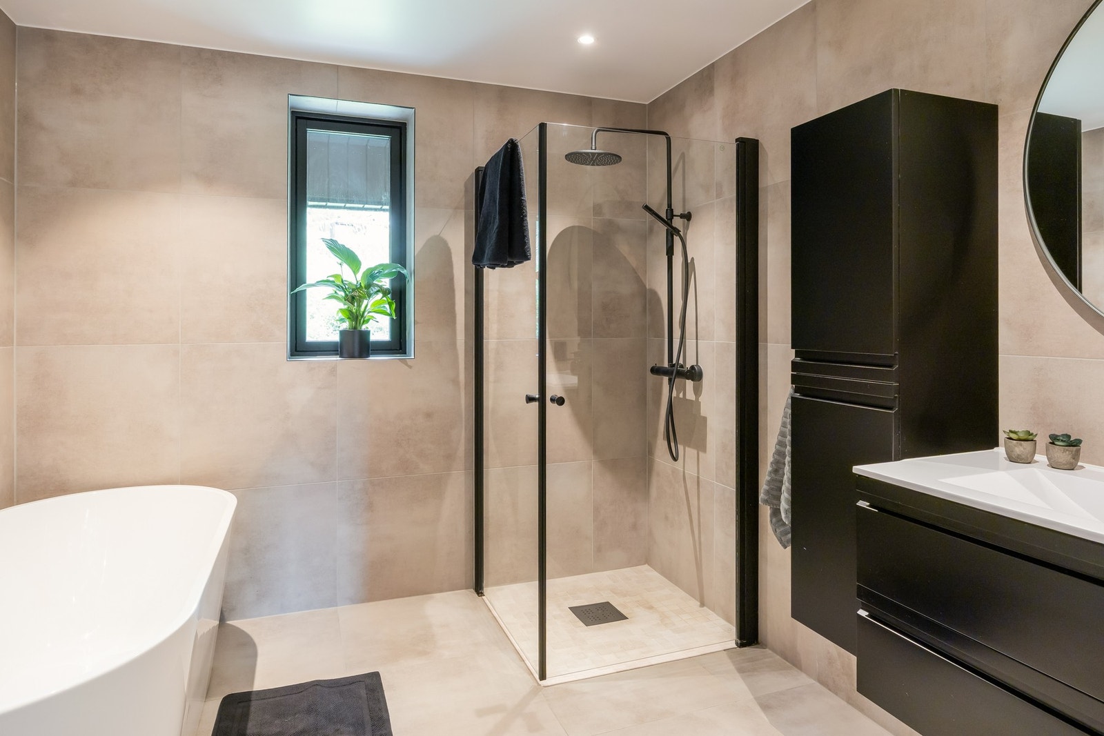 Delikat bad på hele 8 kvm., også her med storformatfliser og badekar i tillegg til dusjnisje. Galleribilde