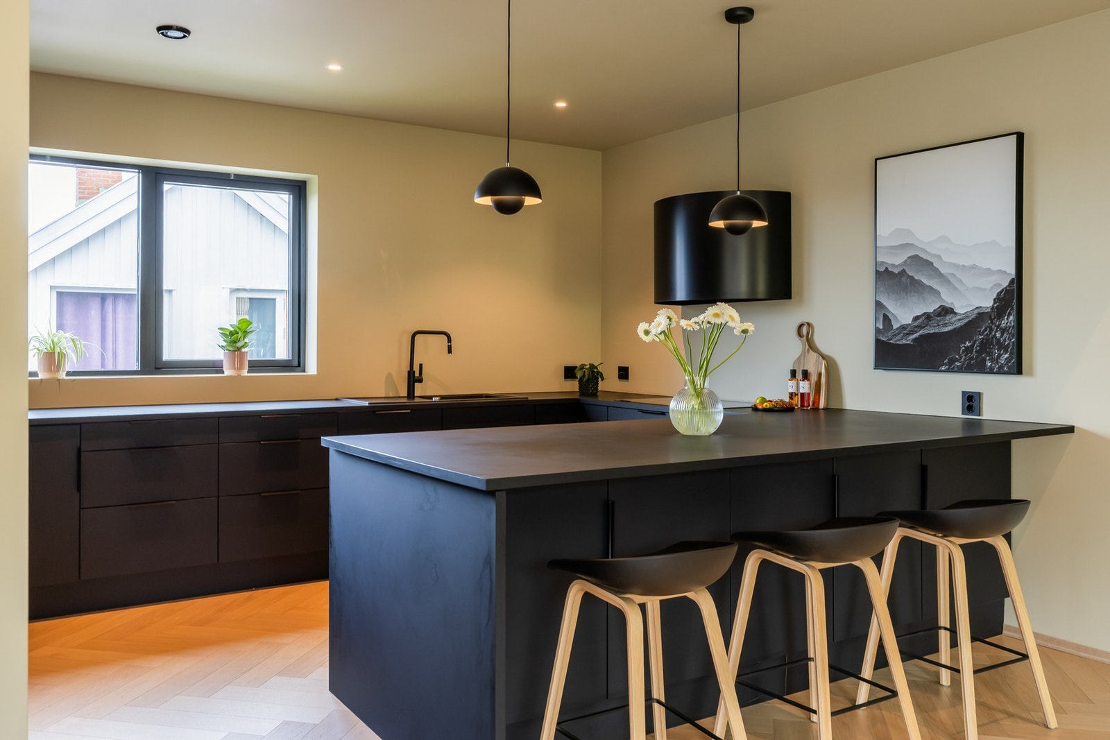 Kjøkkenet er romslig og har masse oppbevaringsplass og gode benkeflater. Galleribilde