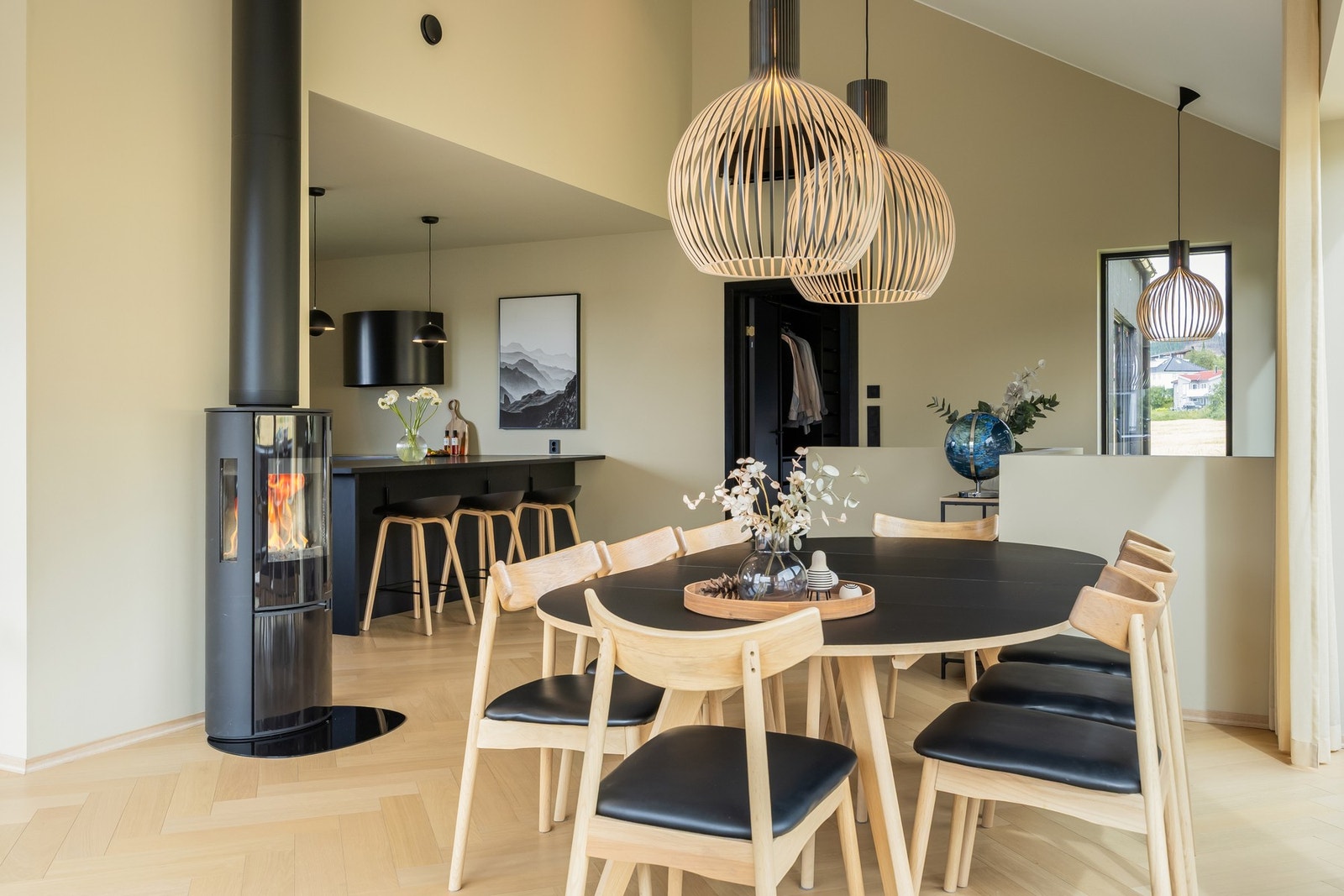 Spisestuen ligger naturlig mellom kjøkkenet og TV-stua. Her er det god plass og stua rommer rikelig med gjester. Galleribilde