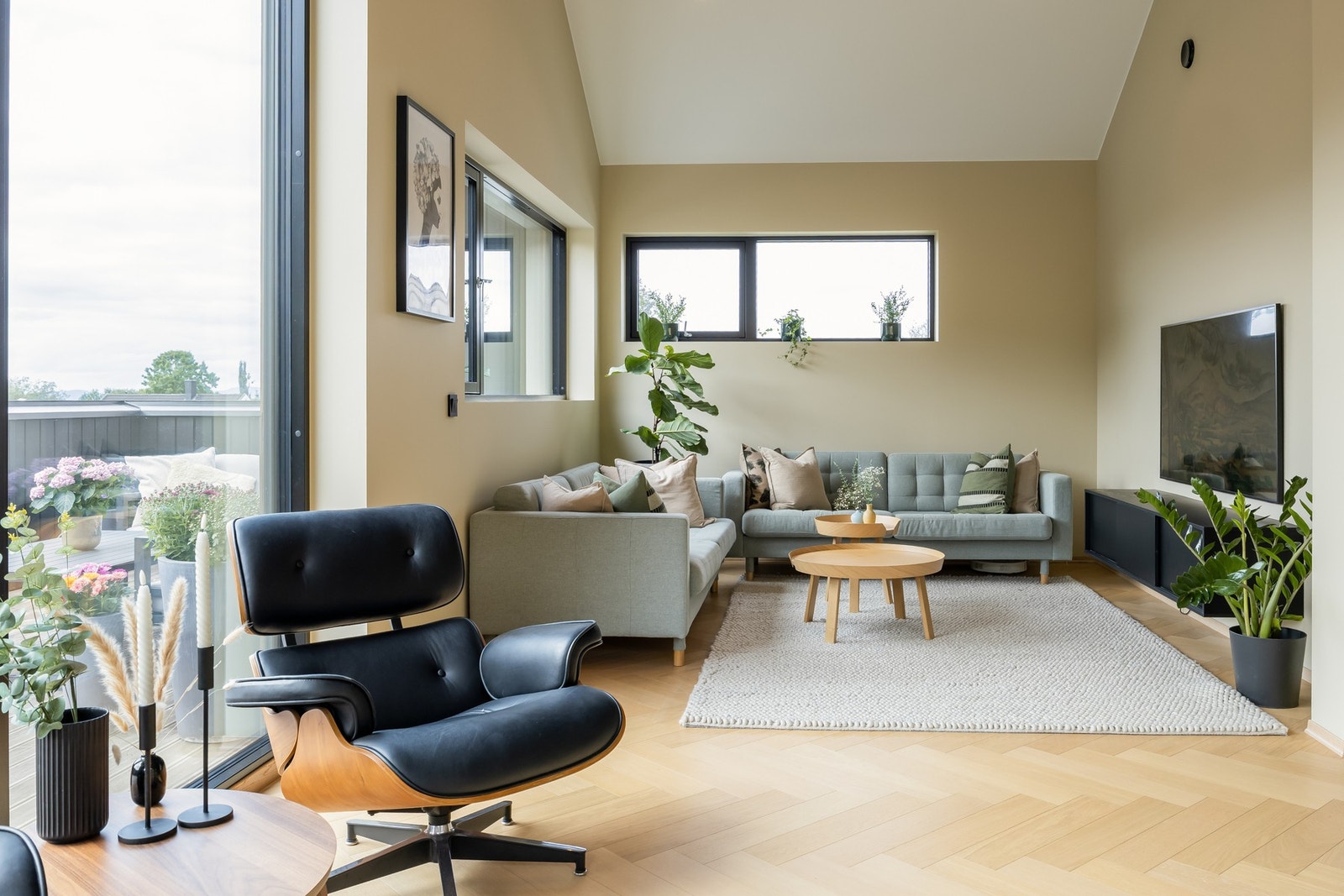 Allrommet har tydelig definerte soner, noe som gir god plassutnyttelse og god bruksverdi. Galleribilde