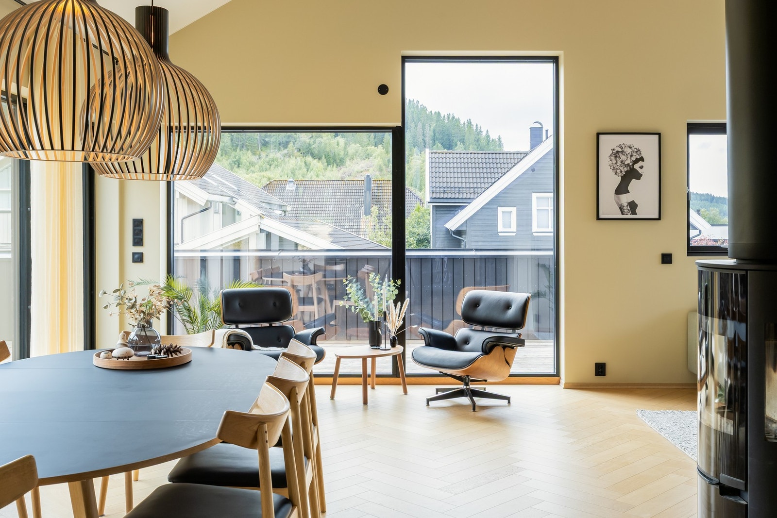 Stue og kjøkken utgjør samlet et allrom på 58 kvm. hvor man får fin tilknytning mellom sonene, samtidig som de ligger tydelig avgrenset fra hverandre. Galleribilde