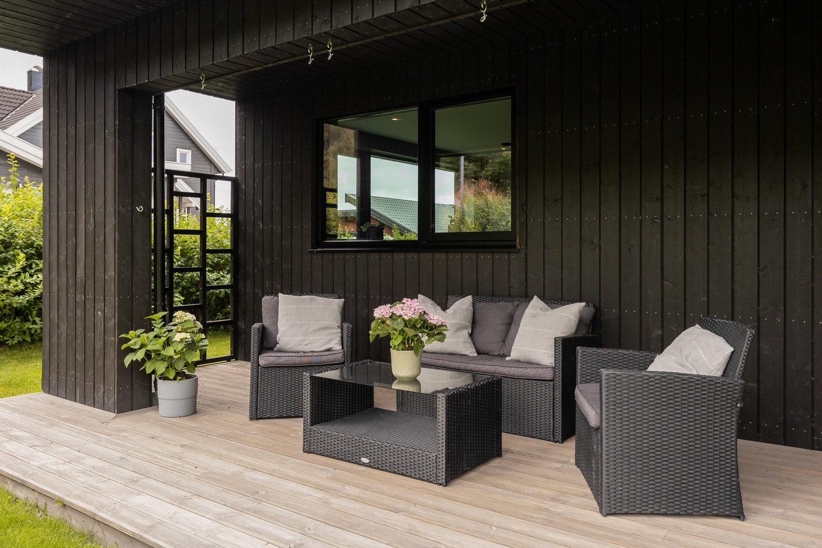 Her er det også en stor, overbygd markterrasse på 43 kvm., lun og skjermet. Galleribilde