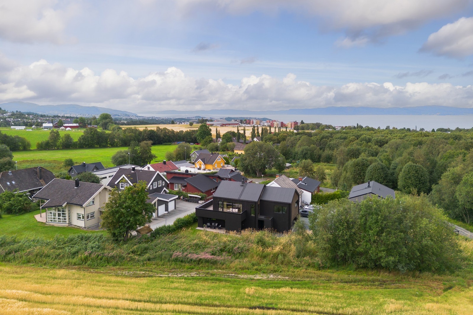Boligen ligger vendt ut mot grønt friareal og har en privat plassering med svært begrenset innsyn. Galleribilde