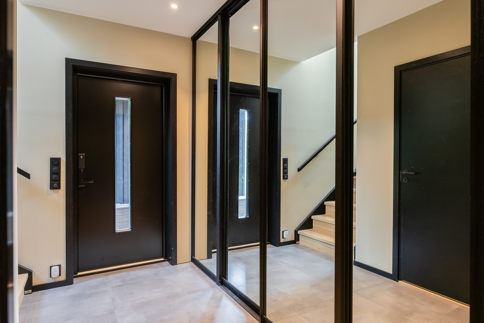 Entreen er på 6 kvm. med lekker garderobe med speildører for oppbevaring av yttertøy. Galleribilde