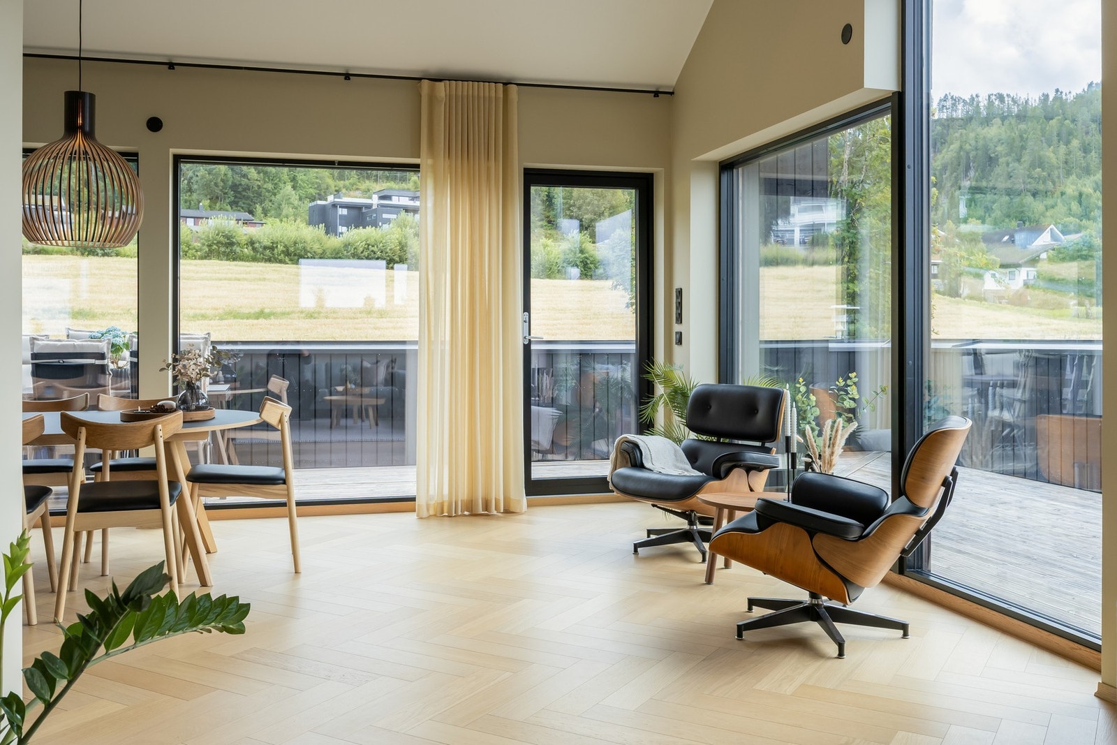 Flott, grønt utsyn fra stue og kjøkken, samt optimale sol- og lysforhold. Det er montert innebygde screens i vinduene i 2.etasje. Galleribilde