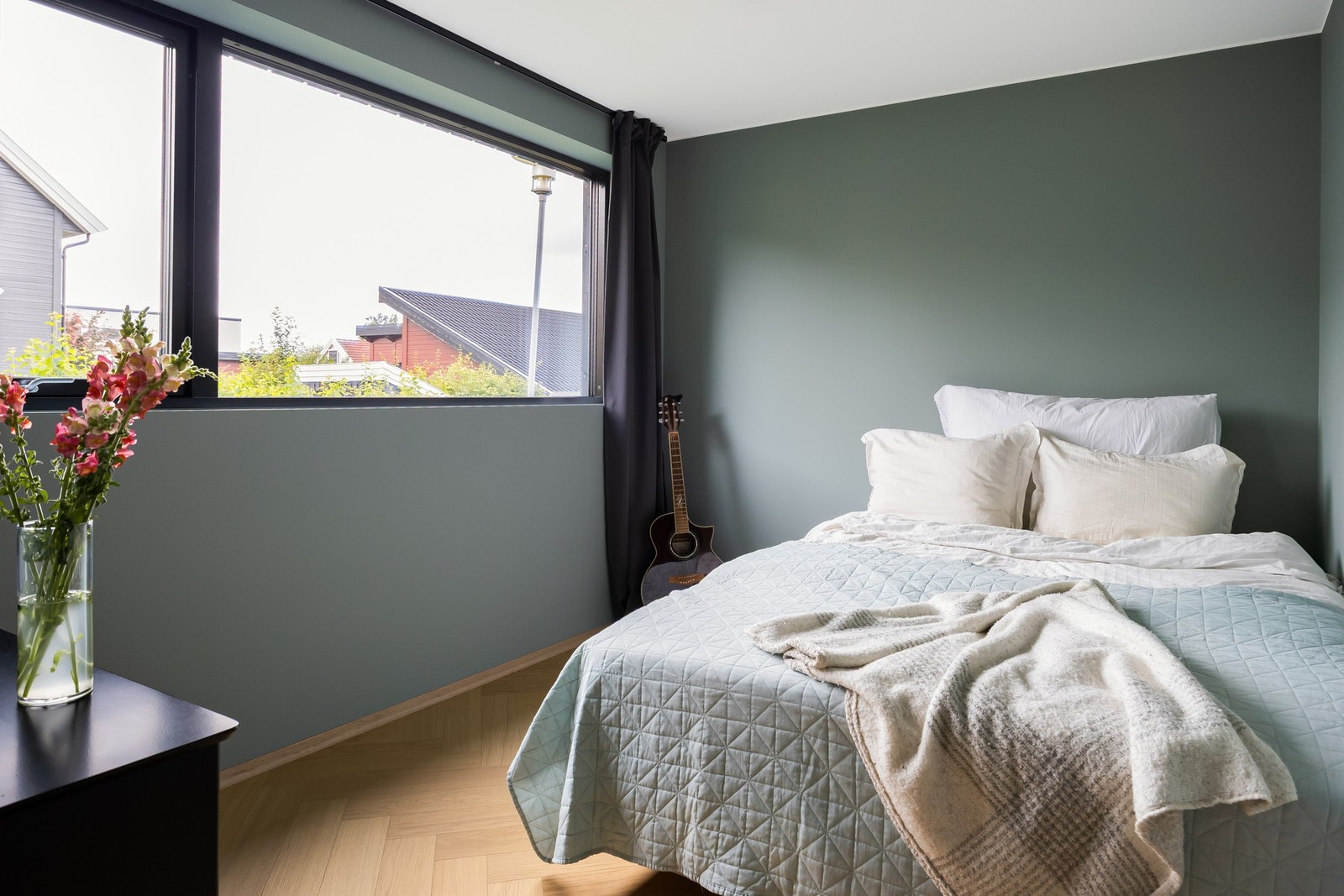 Dette rommet er på 9 kvm. og vender ut mot hagen. Galleribilde