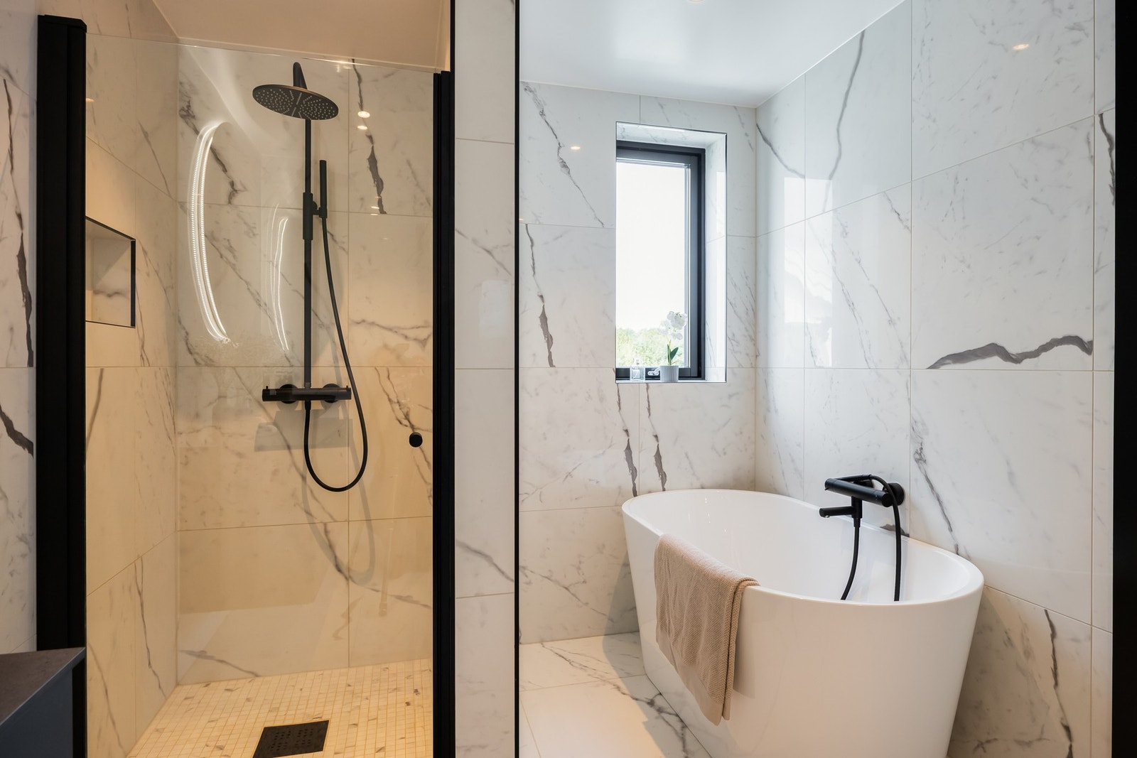 Her har man både romslig dusjnisje og badekar for velvære og hverdagsluksus. Galleribilde