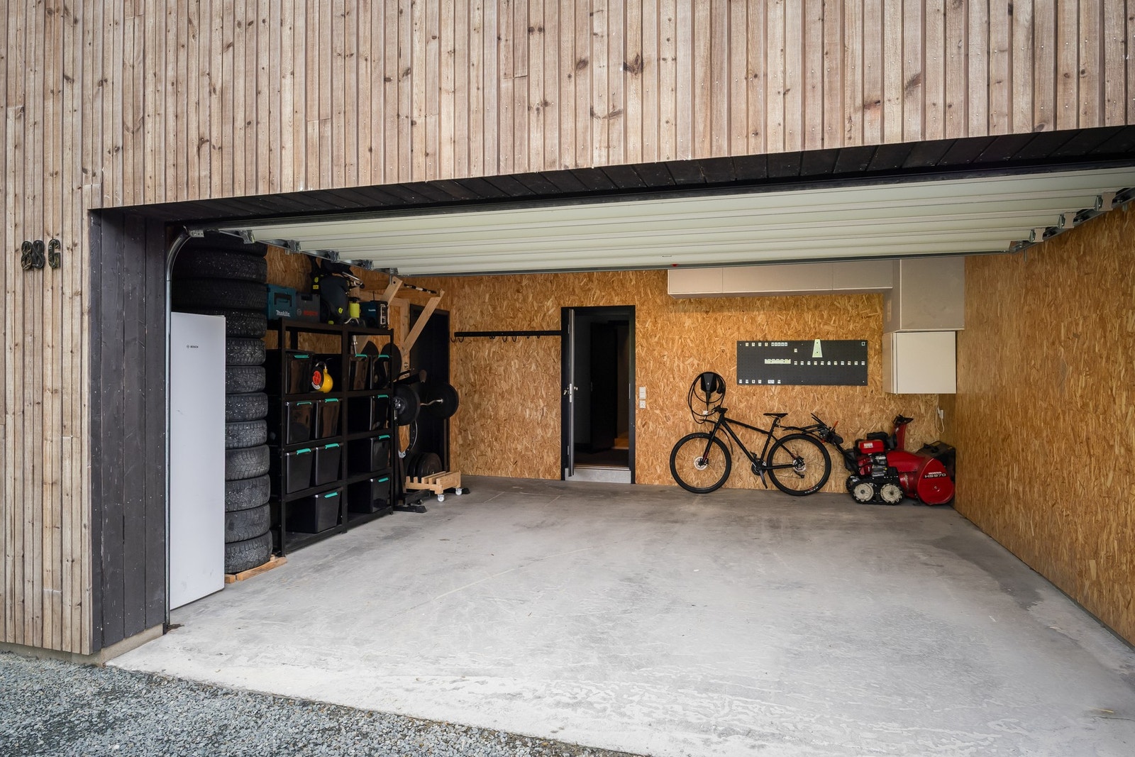 Garasjen har praktisk inngang til vaskerommet. Galleribilde