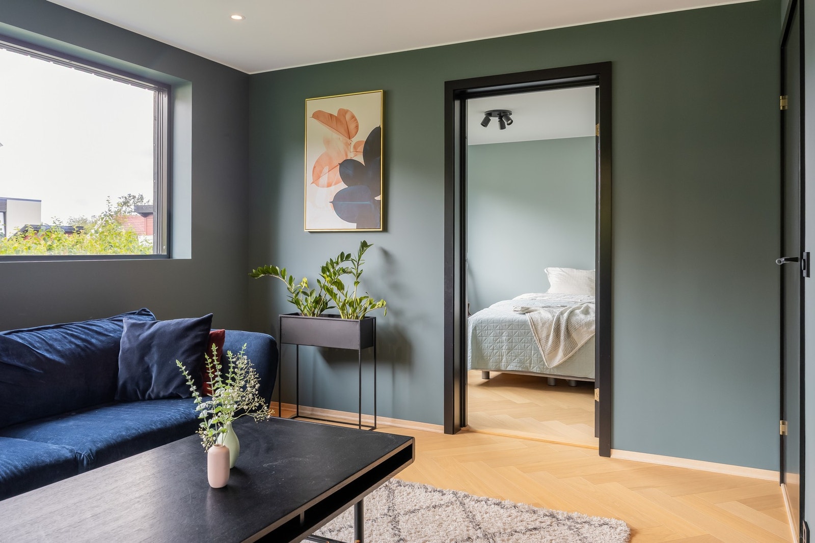 Innenfor TV-stua er et av tre soverom i 1.etasje. Galleribilde