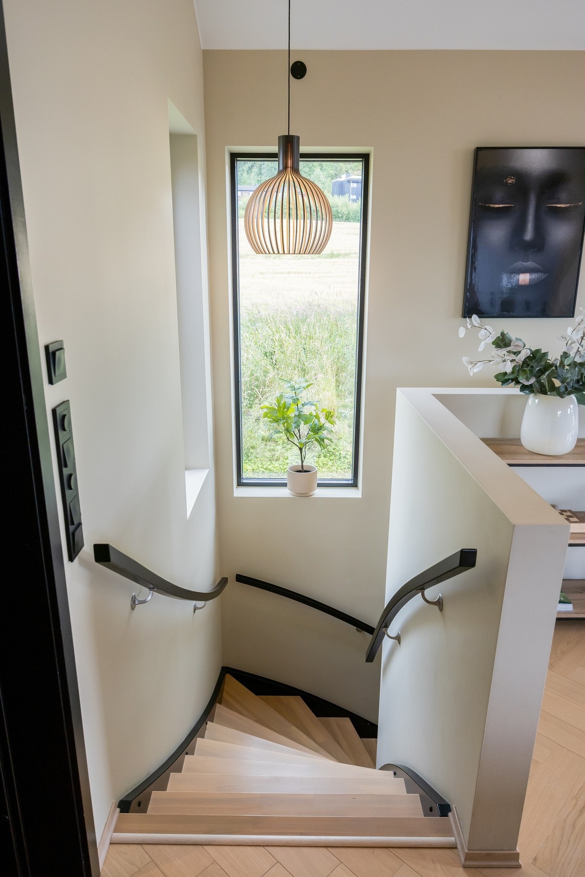 Nede i 1.etasje finner man tre soverom, TV-stue, bad, toalett og et stort vaskerom. Galleribilde