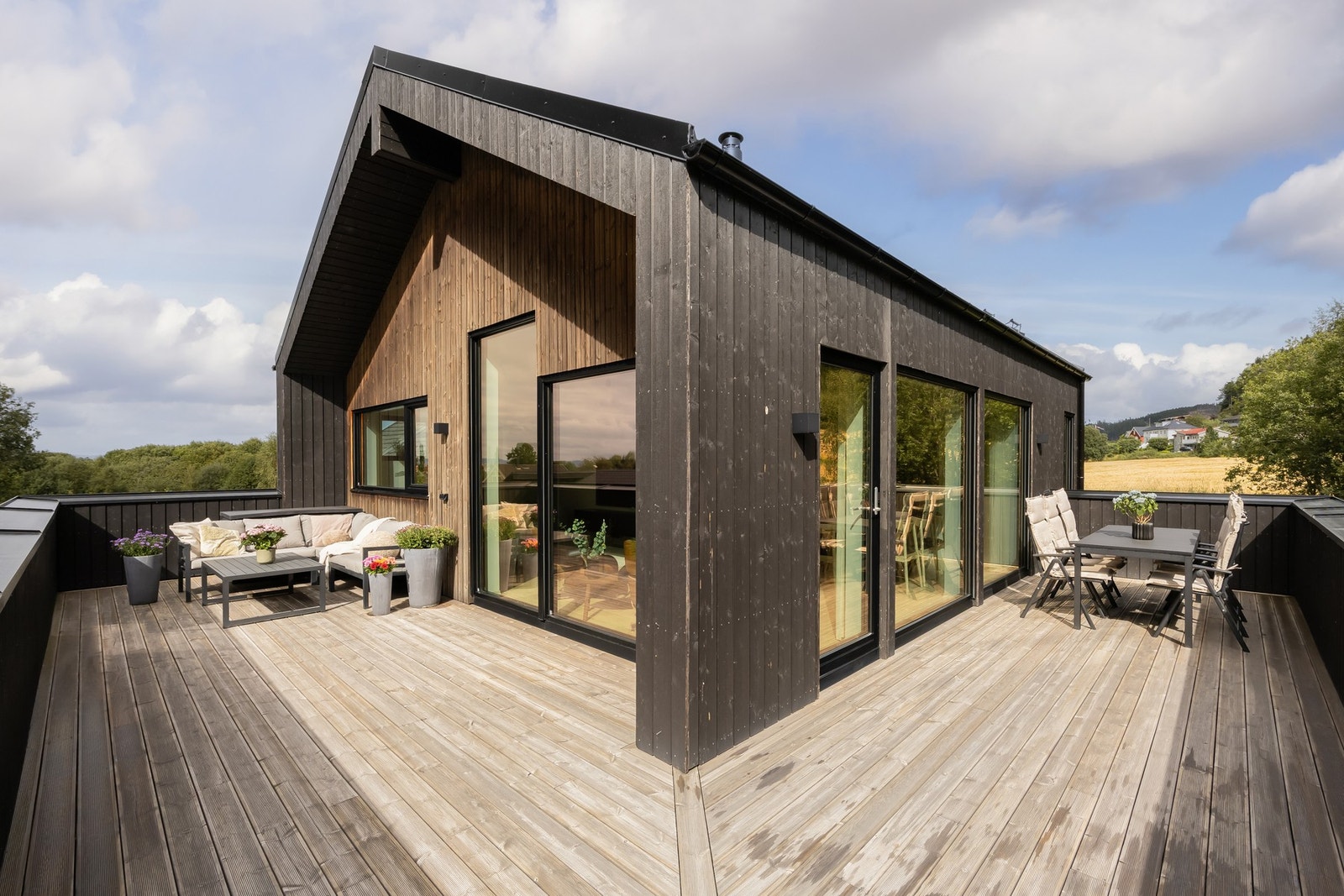 Terrassen har direkte tilkomst via stua og måler 48 kvm. her har man sol fra tidlig morgen, til sent på kvelden. Galleribilde