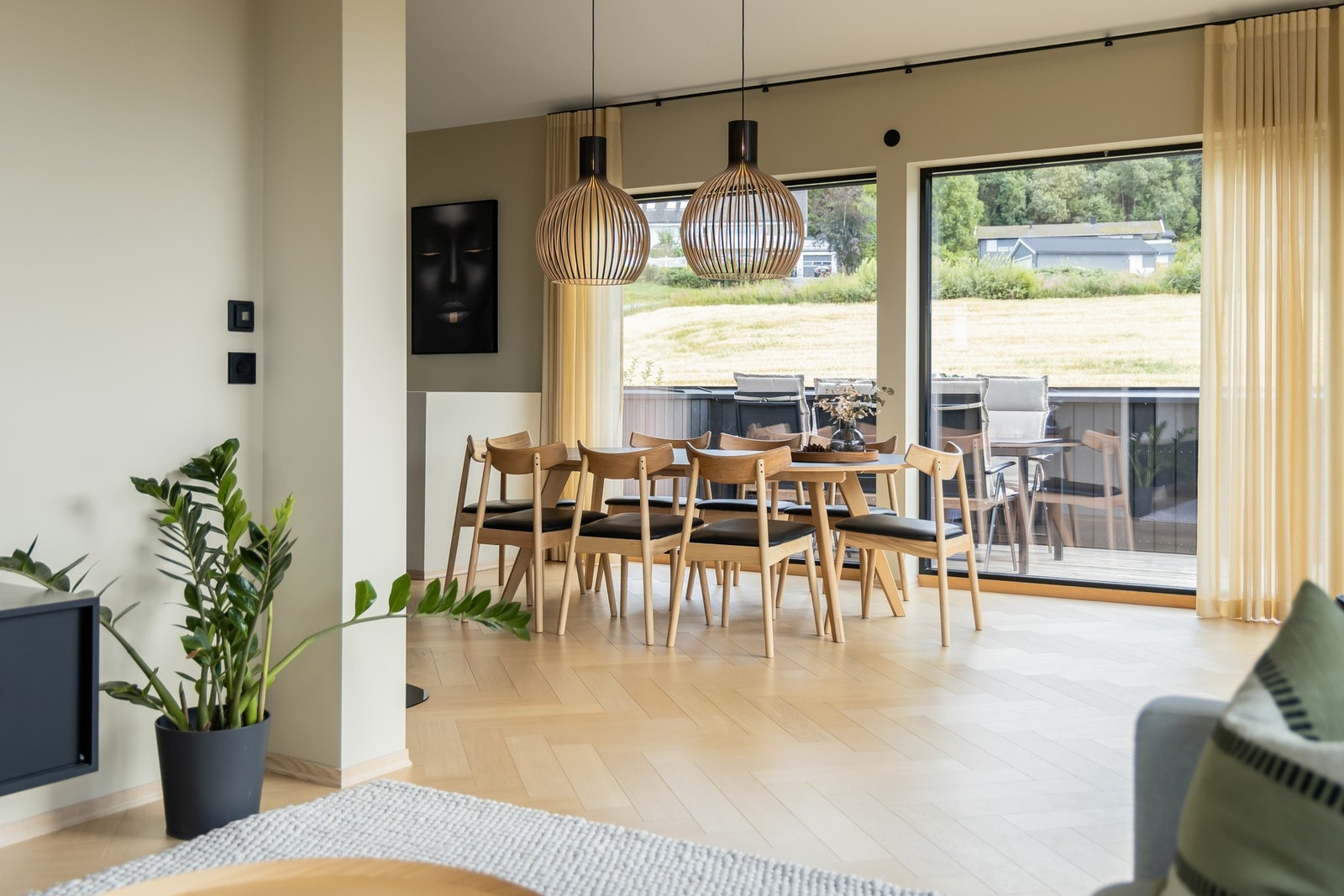 Boligen nyter godt av rikelig med vindusflater og generøs himlingshøyde, noe som skaper en luftig romfølelse. Galleribilde