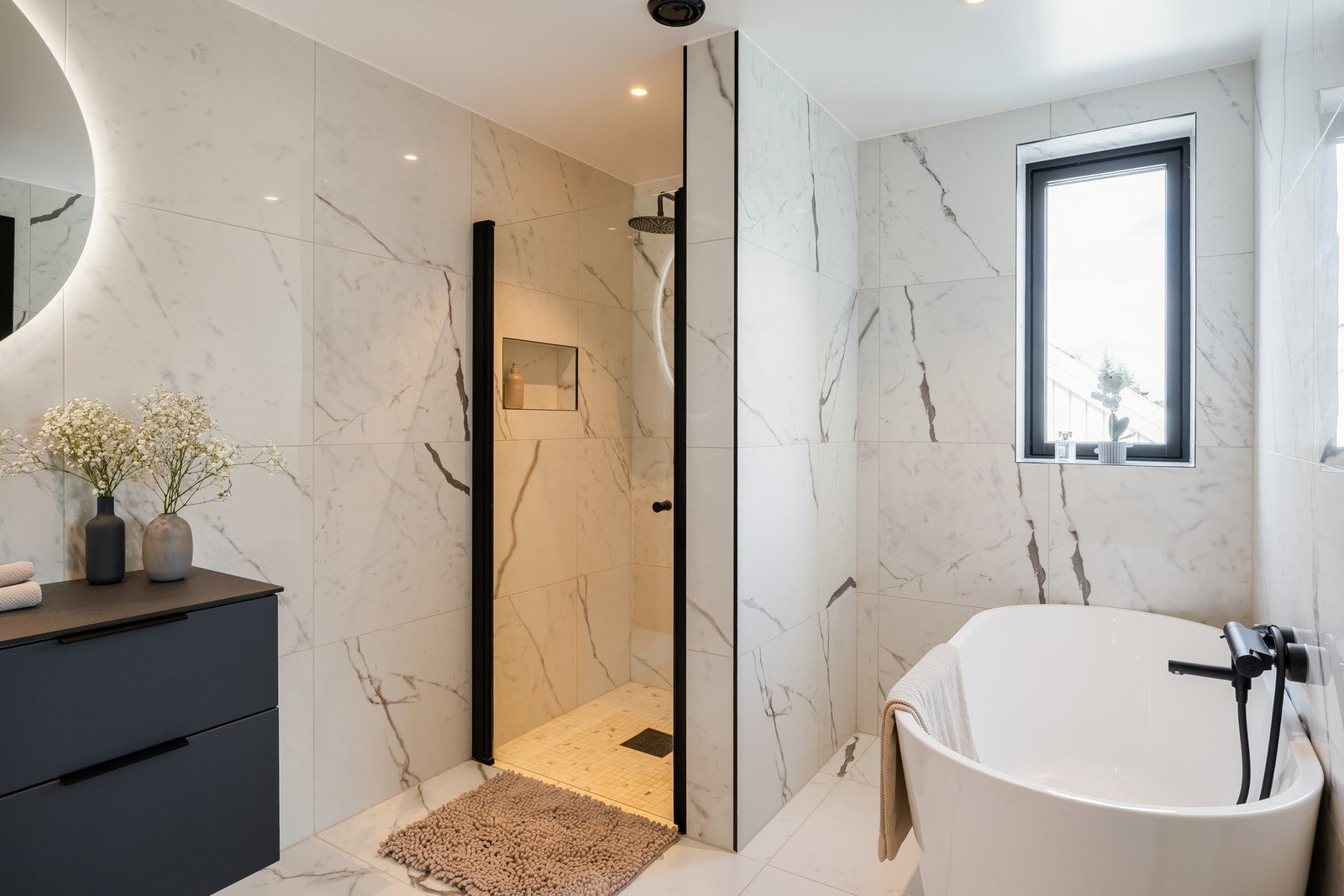 Påkostet, delikat bad på hele 8 kvm. med storformatfliser i marmormønster. Galleribilde