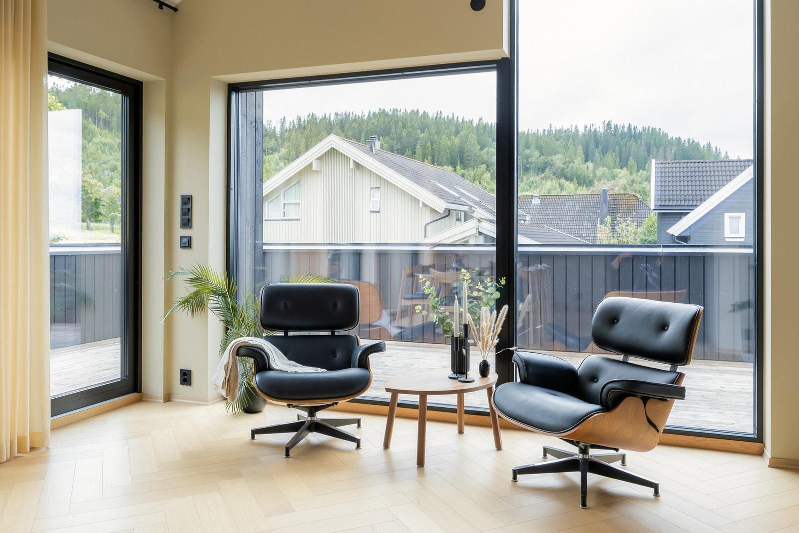 Huset holder en delikat nybyggstandard med slette gipsflater og utstrakt bruk av parkett, her oppe i stue og kjøkken i eksklusivt fiskebeinsmønster. Galleribilde