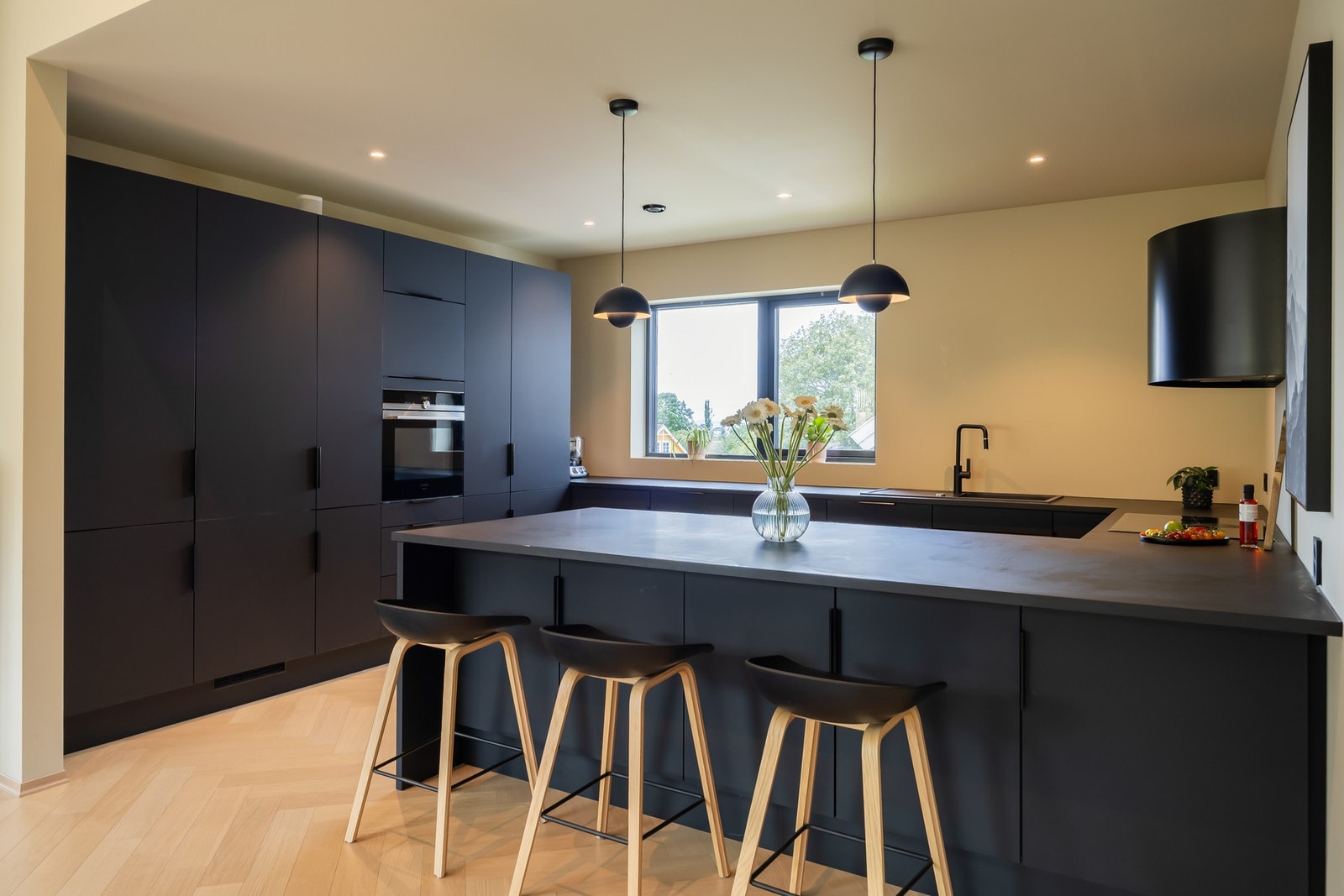 Stilrent og moderne kjøkken fra kvalitetsleverandøren Aubo. Galleribilde