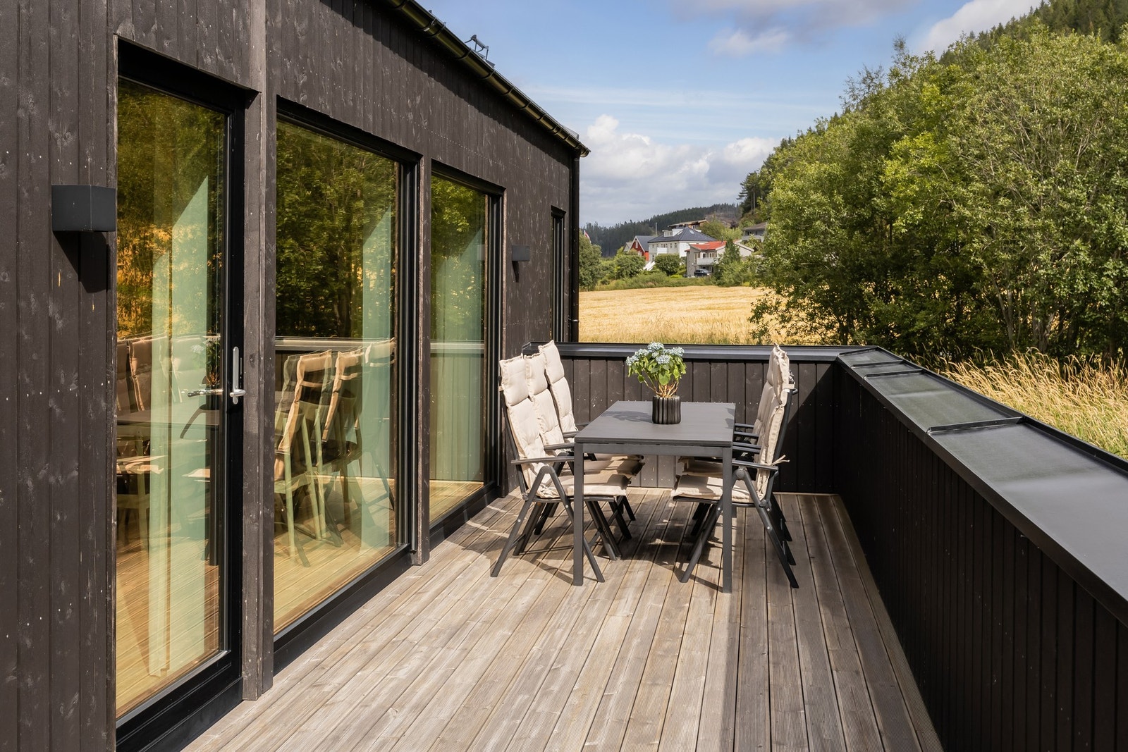 På den andre siden som vender ut mot jordet, nyter man solen fra tidlig morgen til ettermiddag. Galleribilde