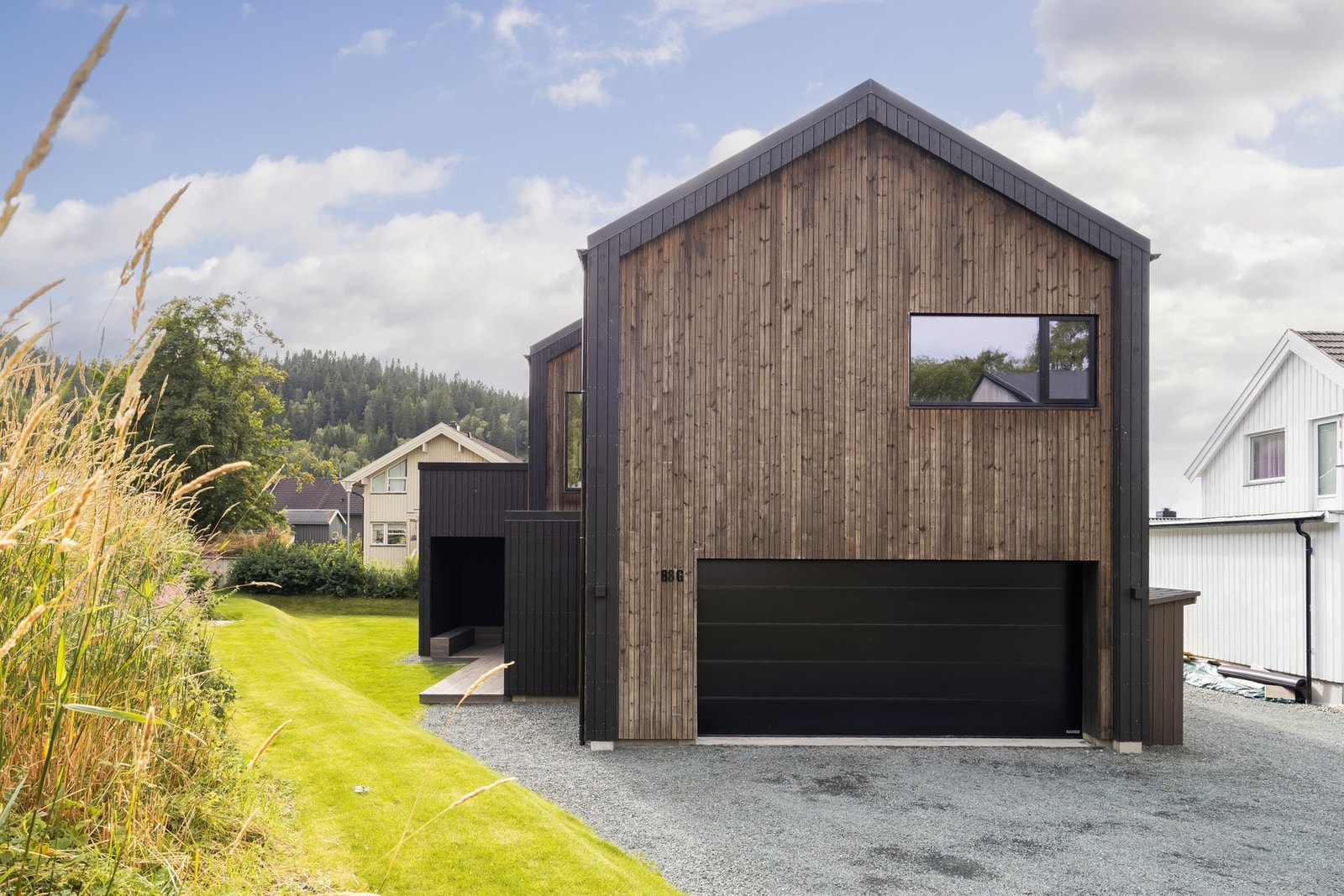 Integrerte dobbelgarasje og romslig oppkjørsel med god plass til besøkende. Velkommen på visning! Galleribilde