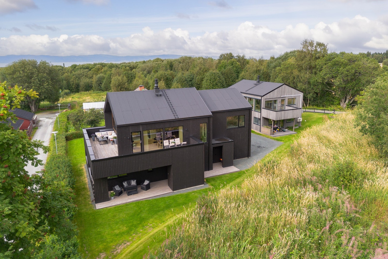 Eiendommen ligger skjermet til i et familievennlig boligfelt på Reppe med marka som nærmeste nabo. Galleribilde