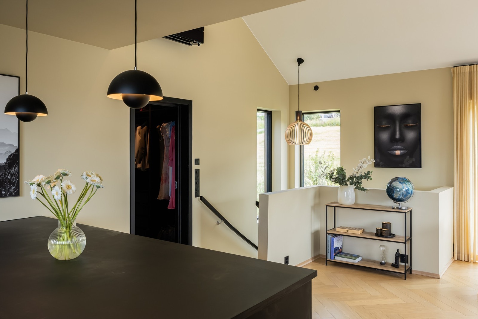 Hovedsoverommet ligger i 2.etasje og har både walk-in, eget kontor på 9 kvm. og lukseriøs en suite-løsning. Galleribilde