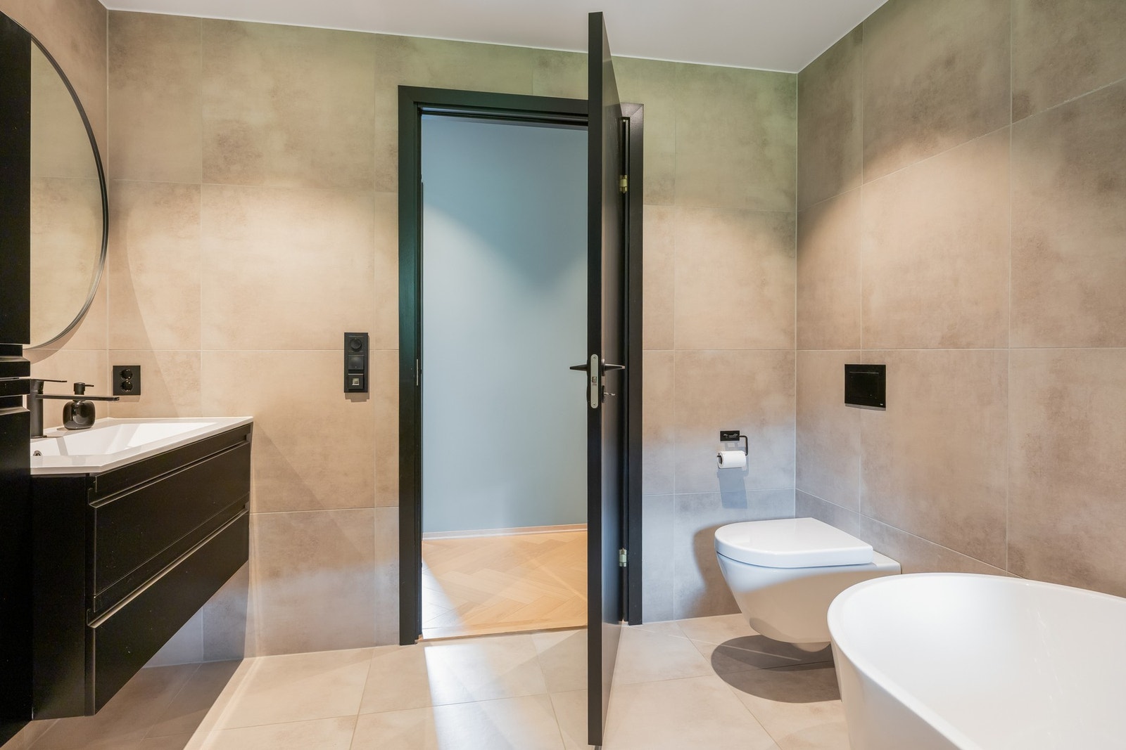 I tillegg til boligens to fullverdige bad, har man også et gjestetoalett ved entreen. Galleribilde