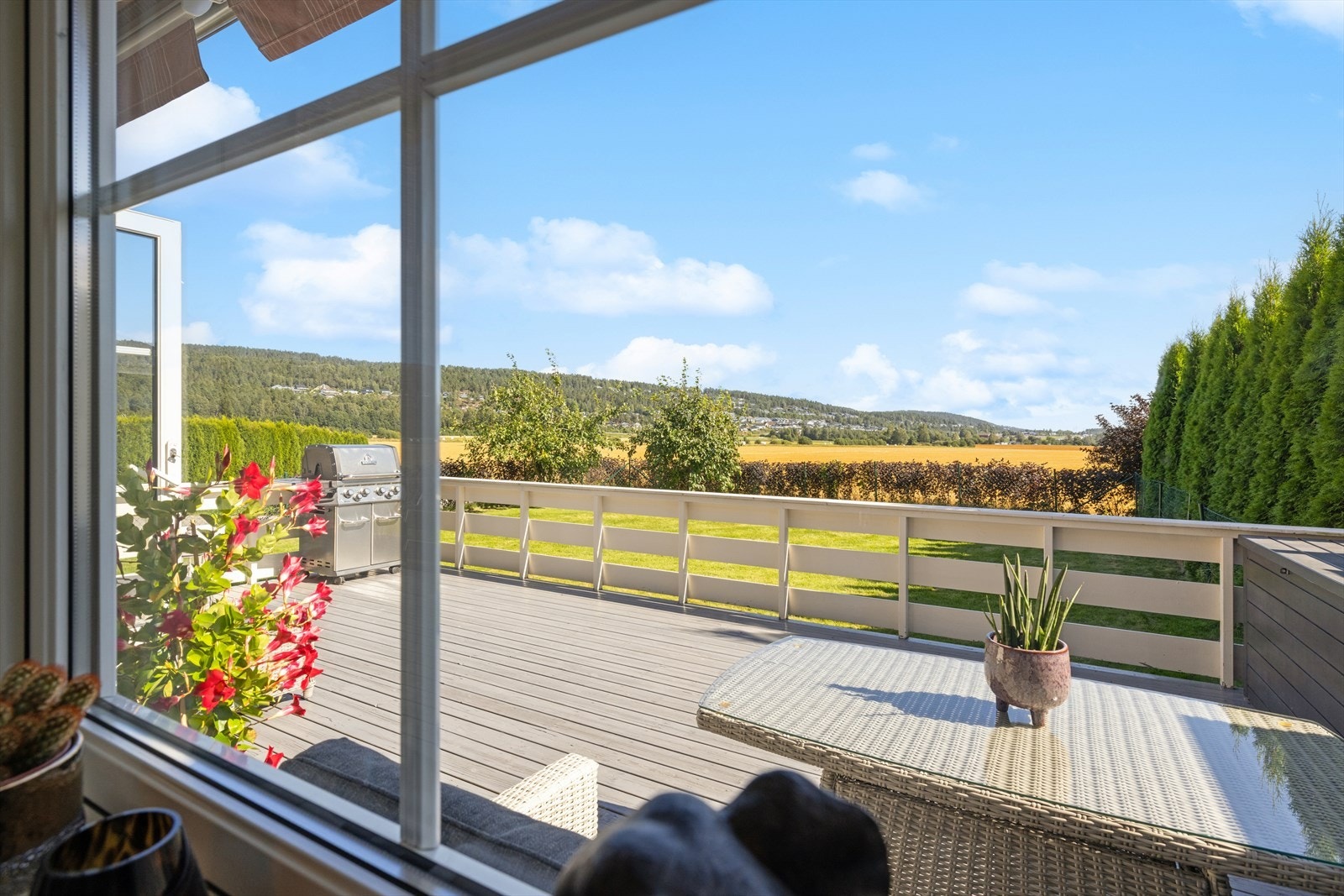 Kjøkkenvinduet har fin utsikt mot terrasse- og hageområdet. Galleribilde