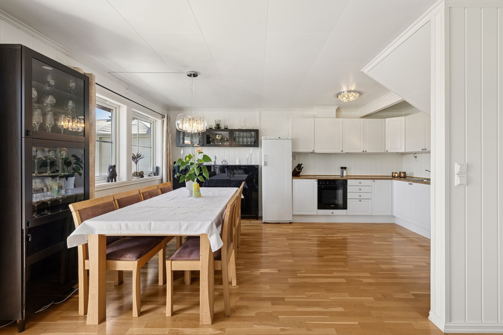 Gulvet er belagt med parkett. Galleribilde