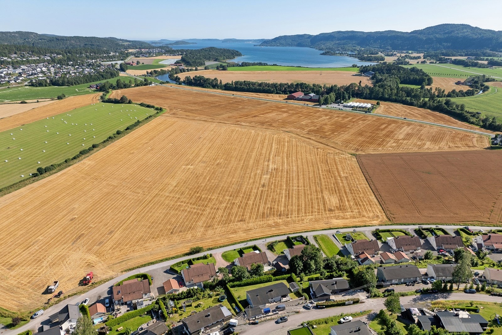 Fra boligen er det kort vei til fjorden med fine bademuligheter. Galleribilde