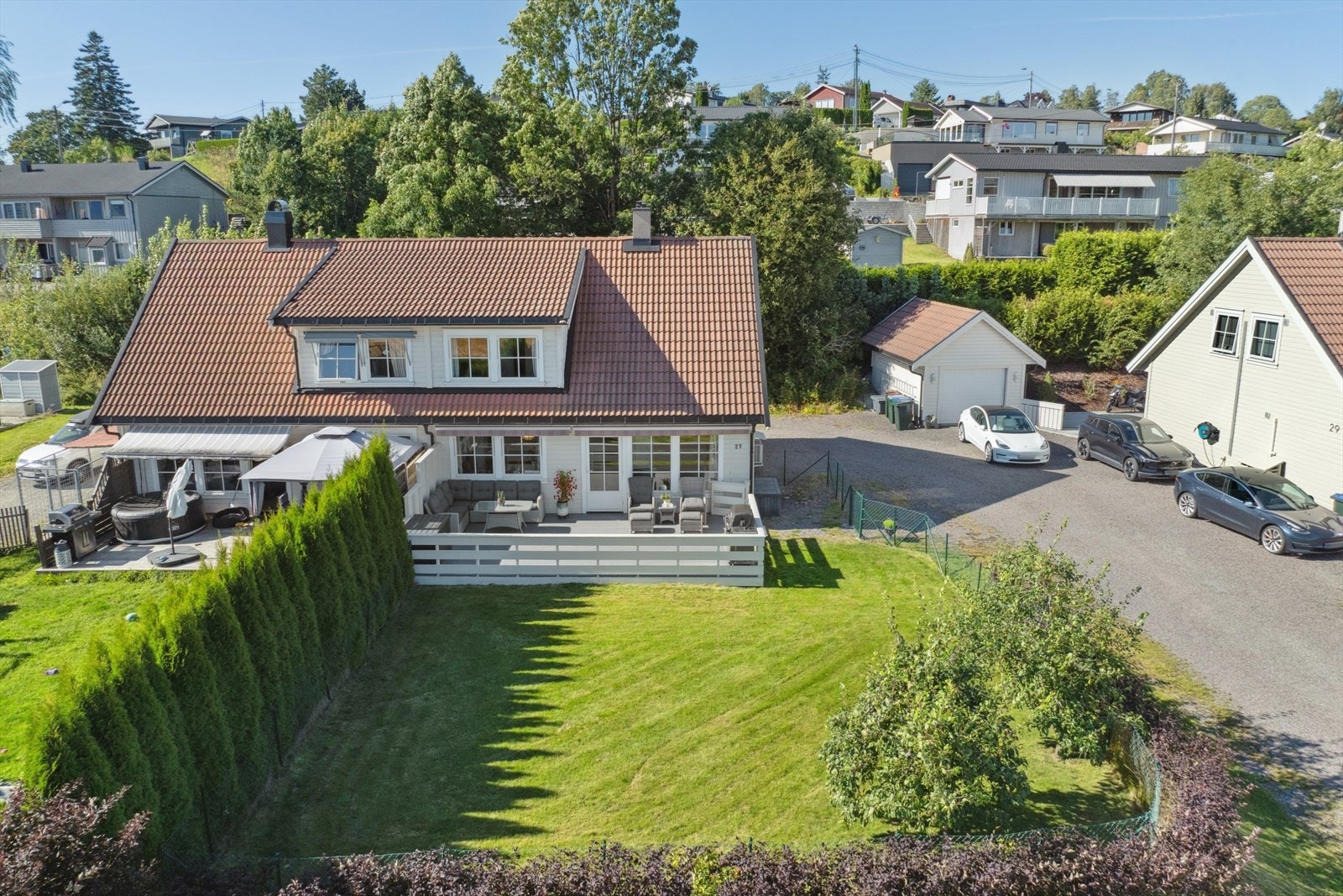 Hagen byr på store plenarealer med boltreplass for hele familien, er pent innrammet av en frodig hekk og inngjerdet. Galleribilde