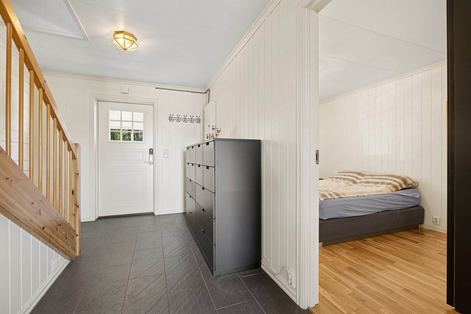 Lys og romslig hall med flislagt gulv og varmekabler. Galleribilde