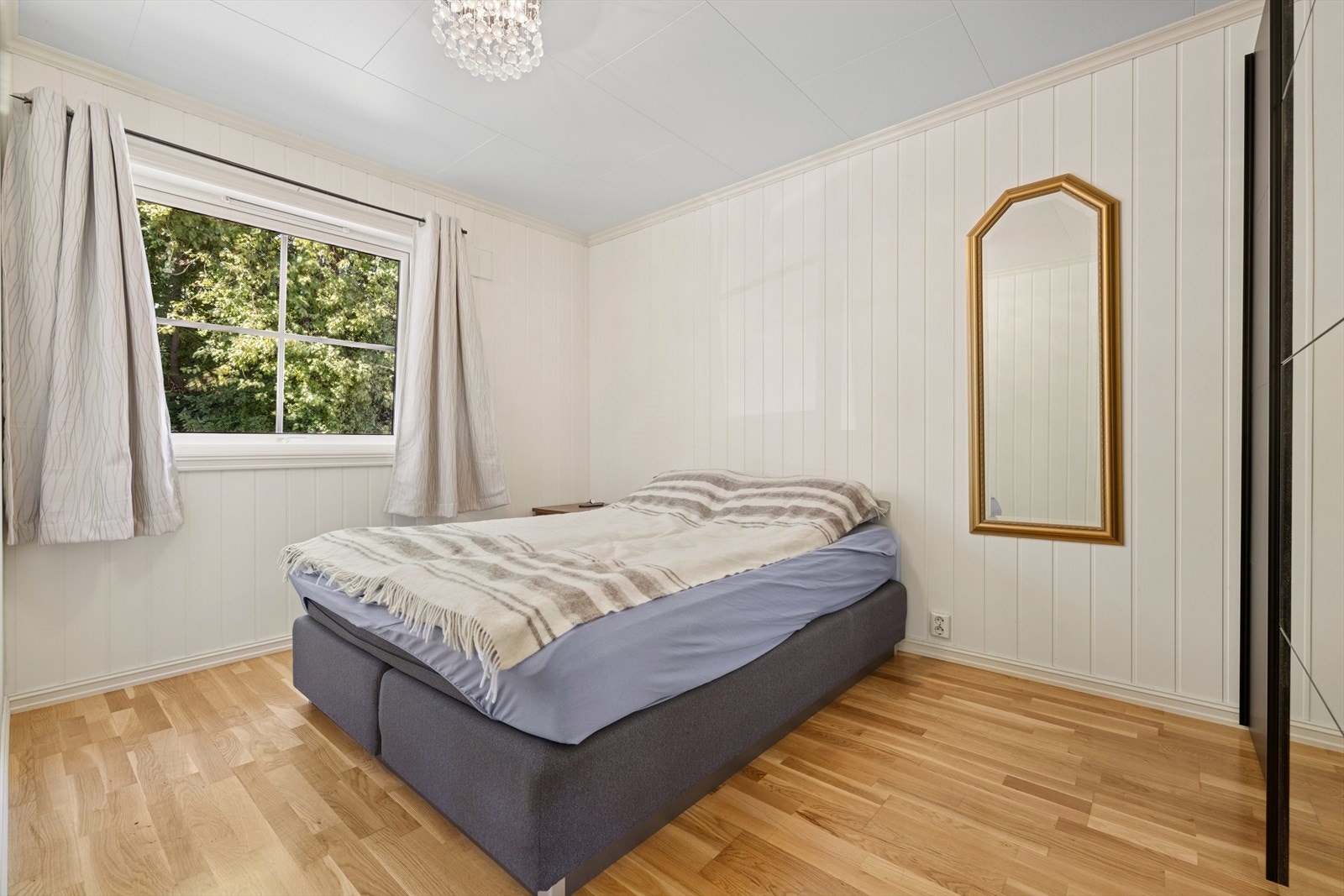 Boligen har tre soverom av god størrelse fordelt på begge etasjene. Her ser vi hovedsoverommet avbildet som er lokalisert i boligens 1. etasje. Galleribilde