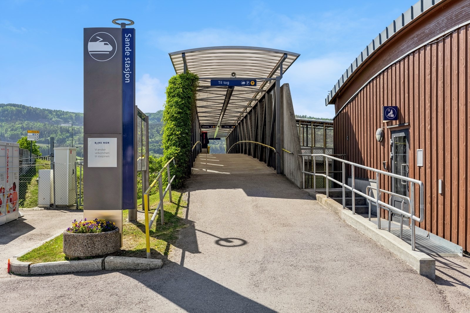 I sentrum finner vi i tillegg togstasjon med hyppige avganger mot Oslo og videre sør i Vestfold. Fra Sande er det i underkant av 1 times reisevei til Oslo med toget. Galleribilde