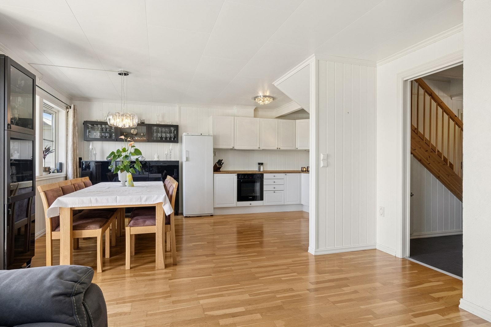 Spisestuen har fin plass til spisebord. Galleribilde